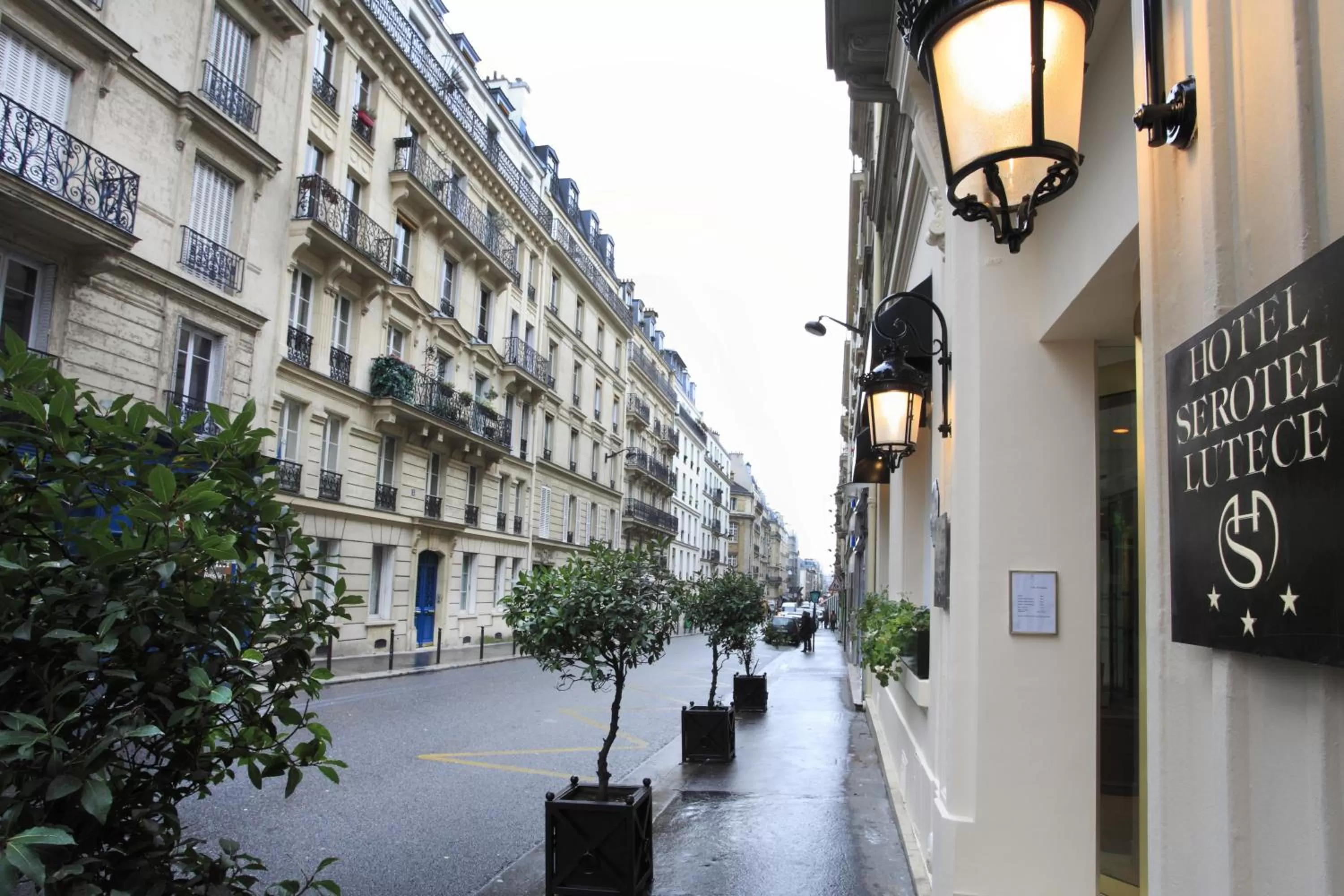 Facade/entrance in Hôtel Serotel Lutèce