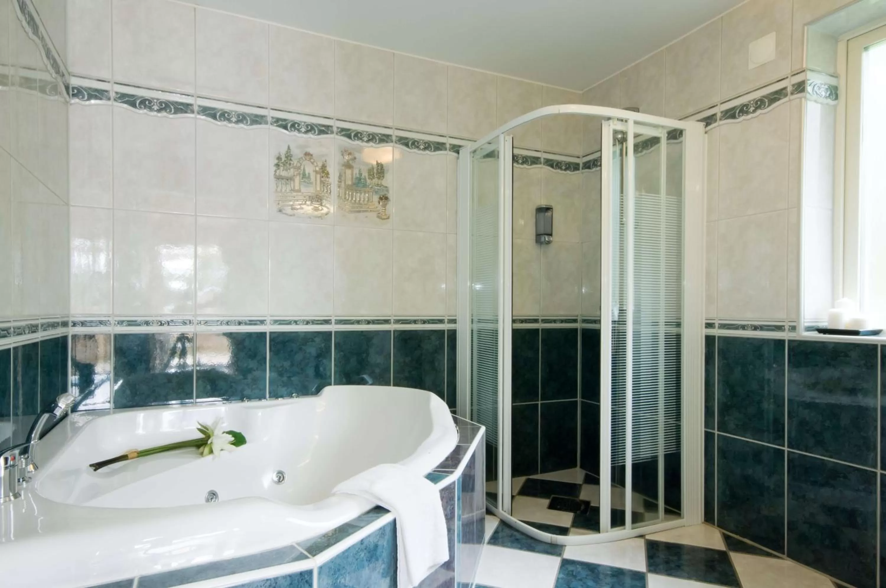 Hot Tub in Treetop Spa Hangout & Hotel