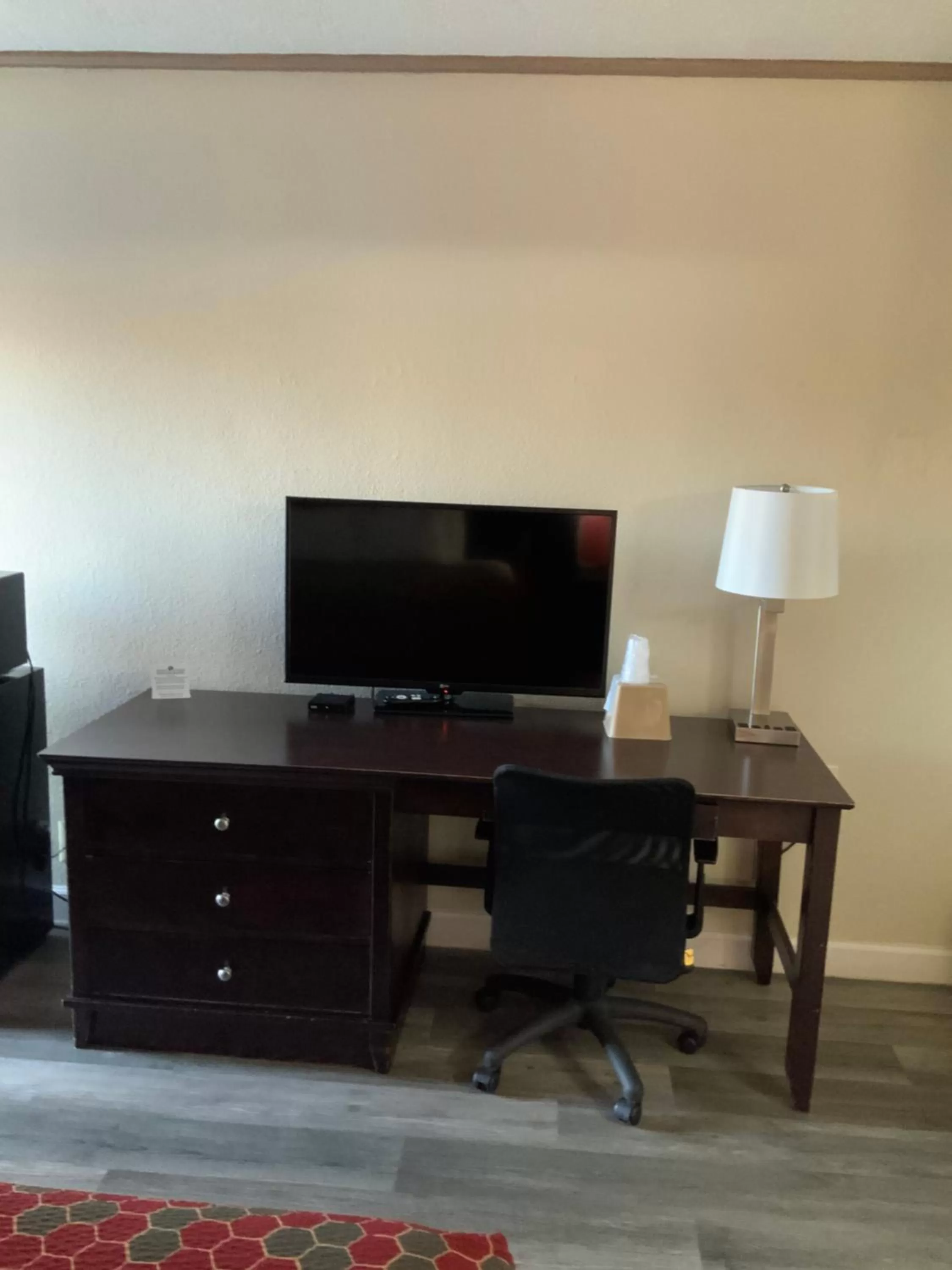 TV and multimedia in Econo Lodge - Perry National Fair Ground Area