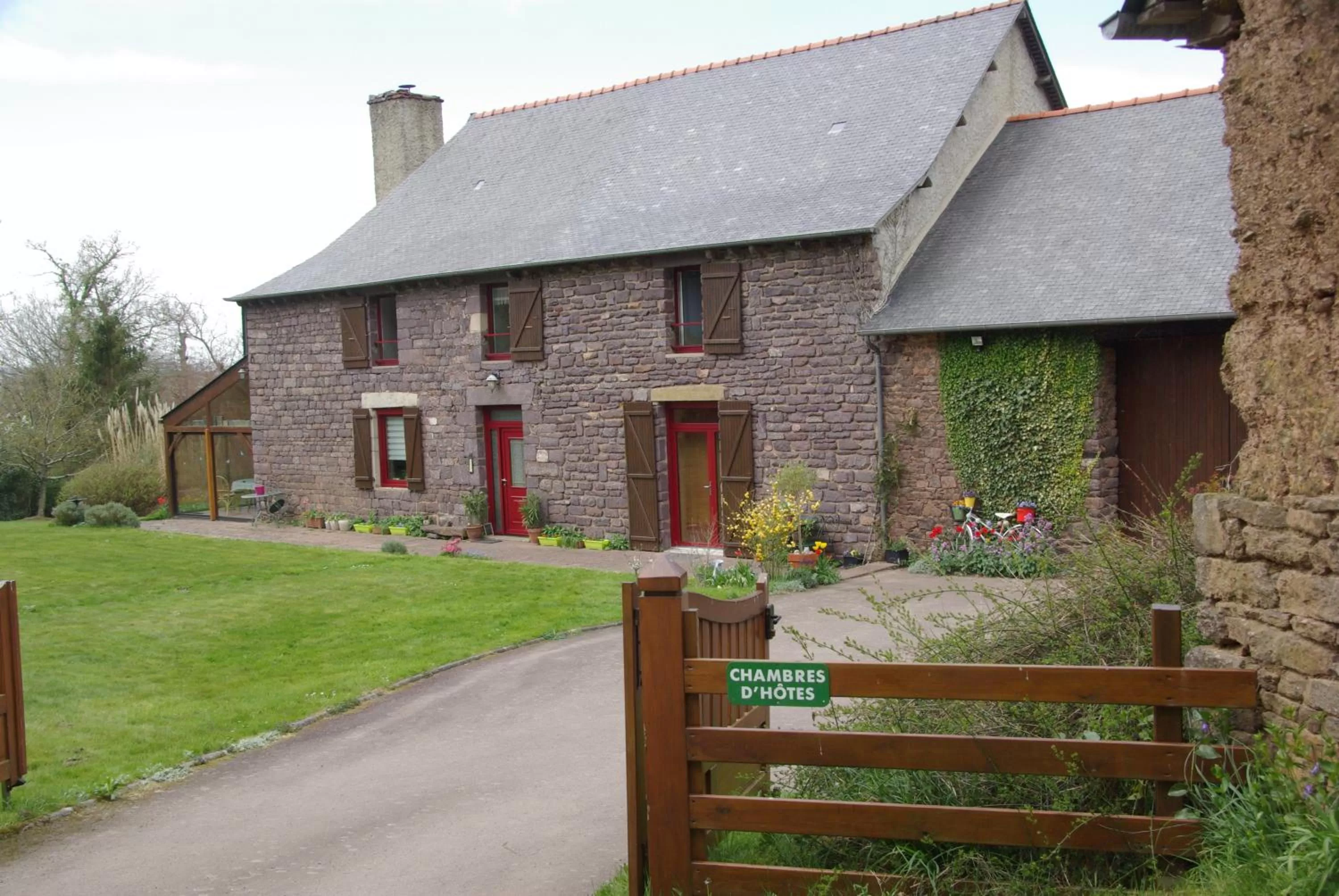 Facade/entrance in Chambres d'hôtes La Fontaine Garel