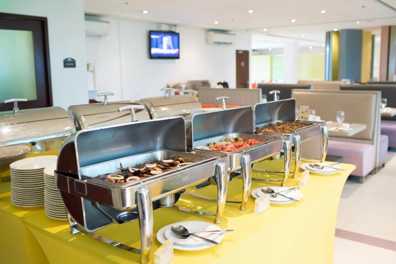 Restaurant/places to eat in Microtel by Wyndham UP Technohub