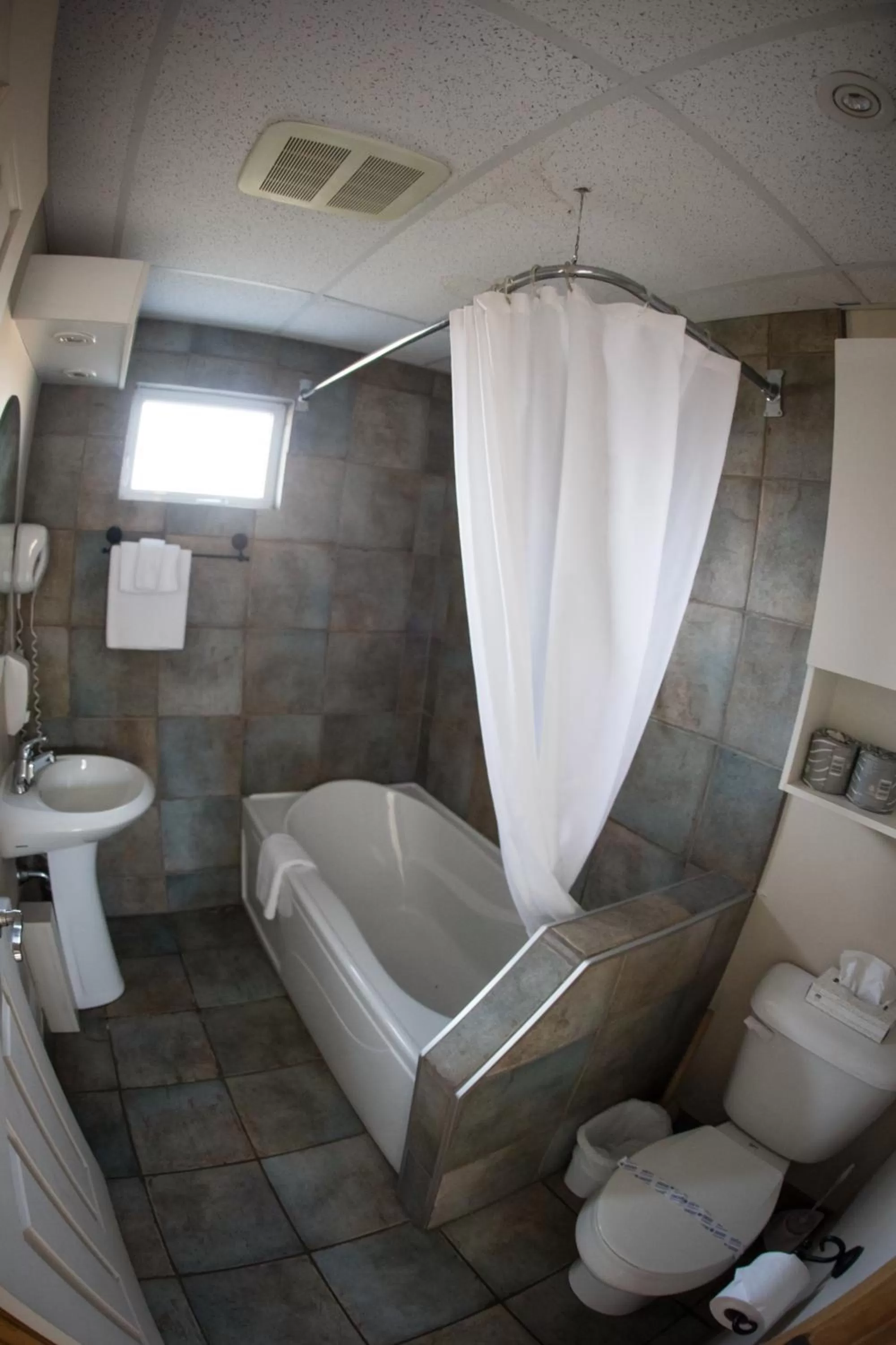 Bathroom in Le Montagnard, Auberge Hôtel & Chalets