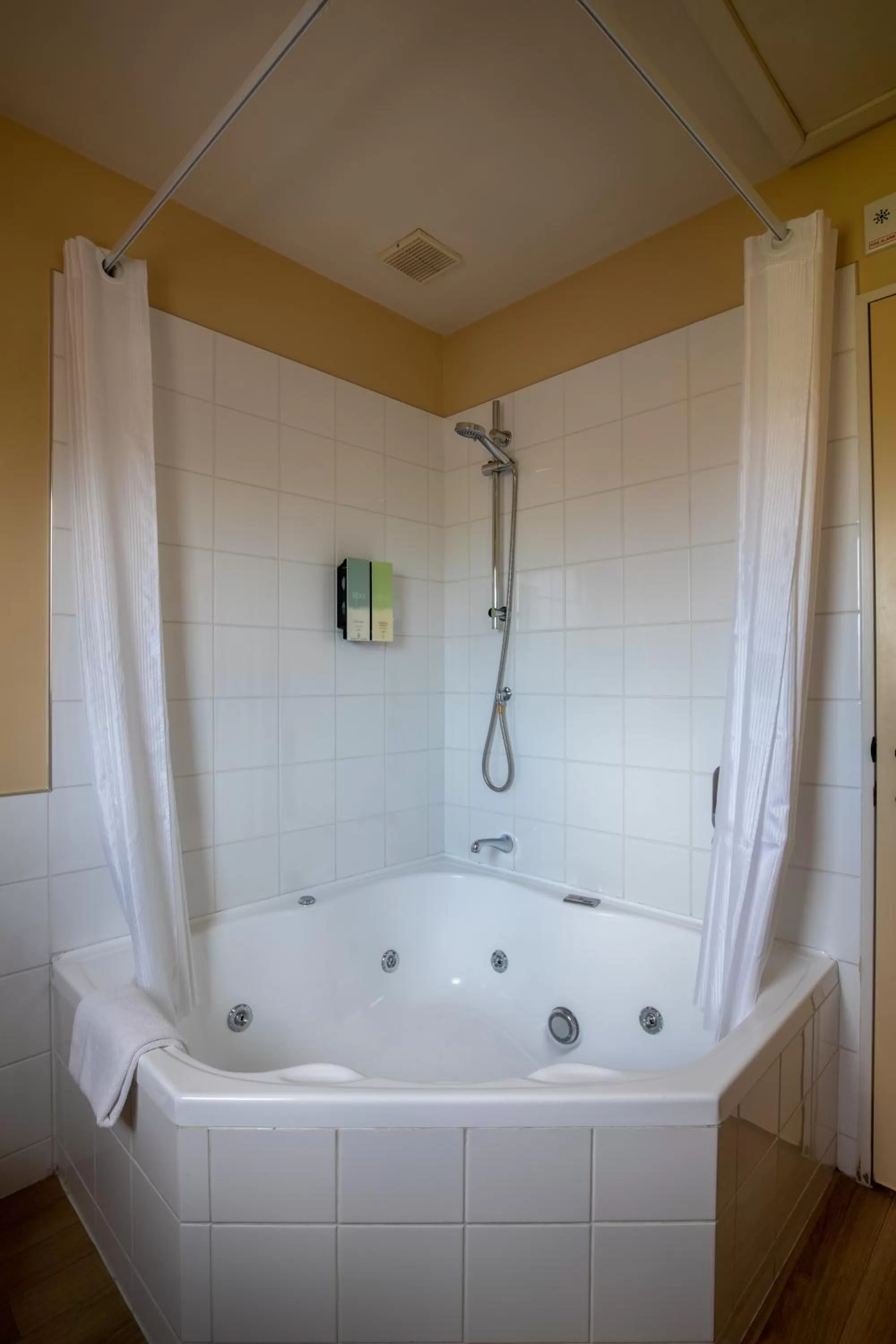 Hot Tub in Abbella Lodge Motel