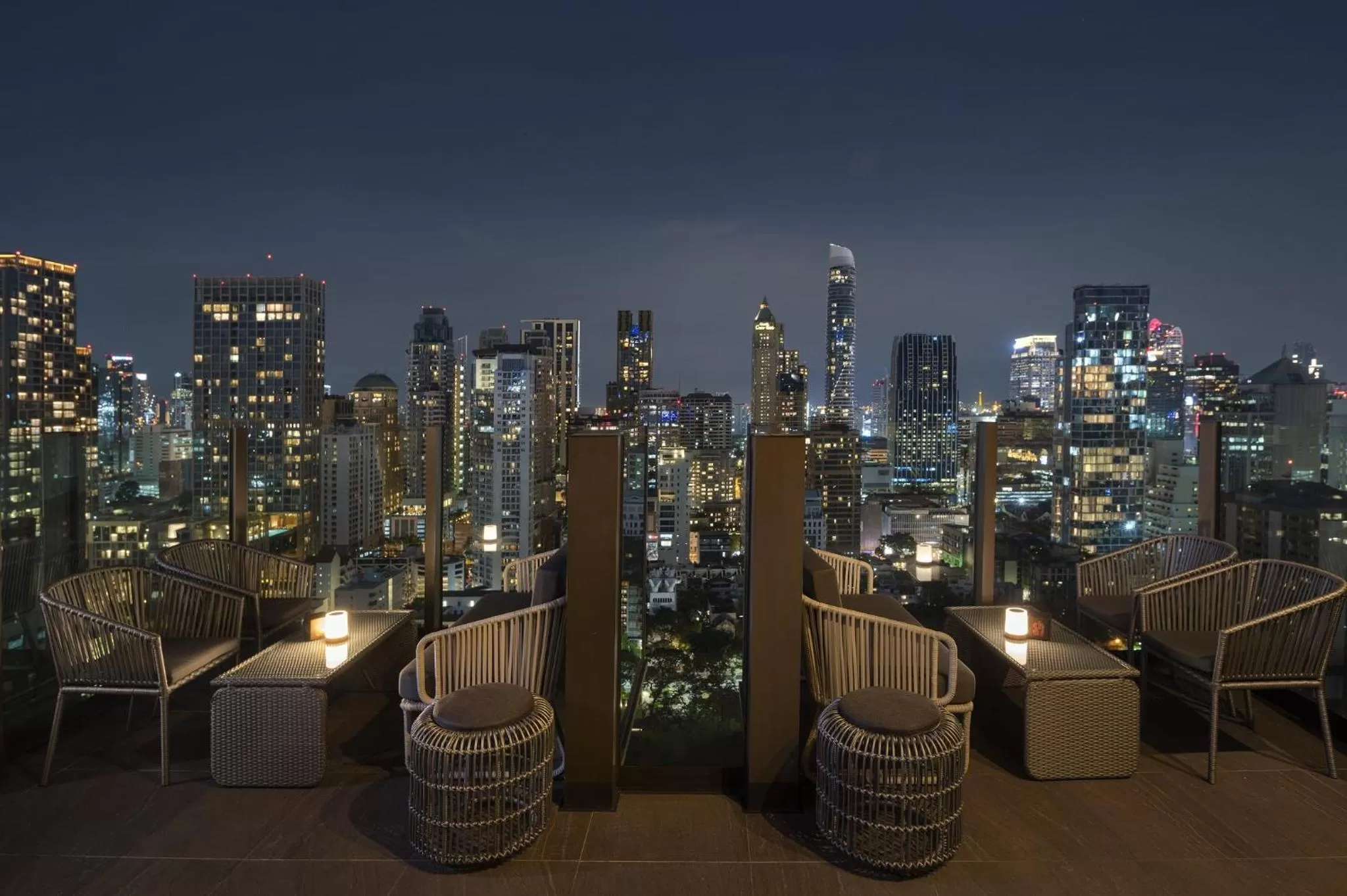 Lounge or bar in Hotel Indigo Bangkok Wireless Road by IHG