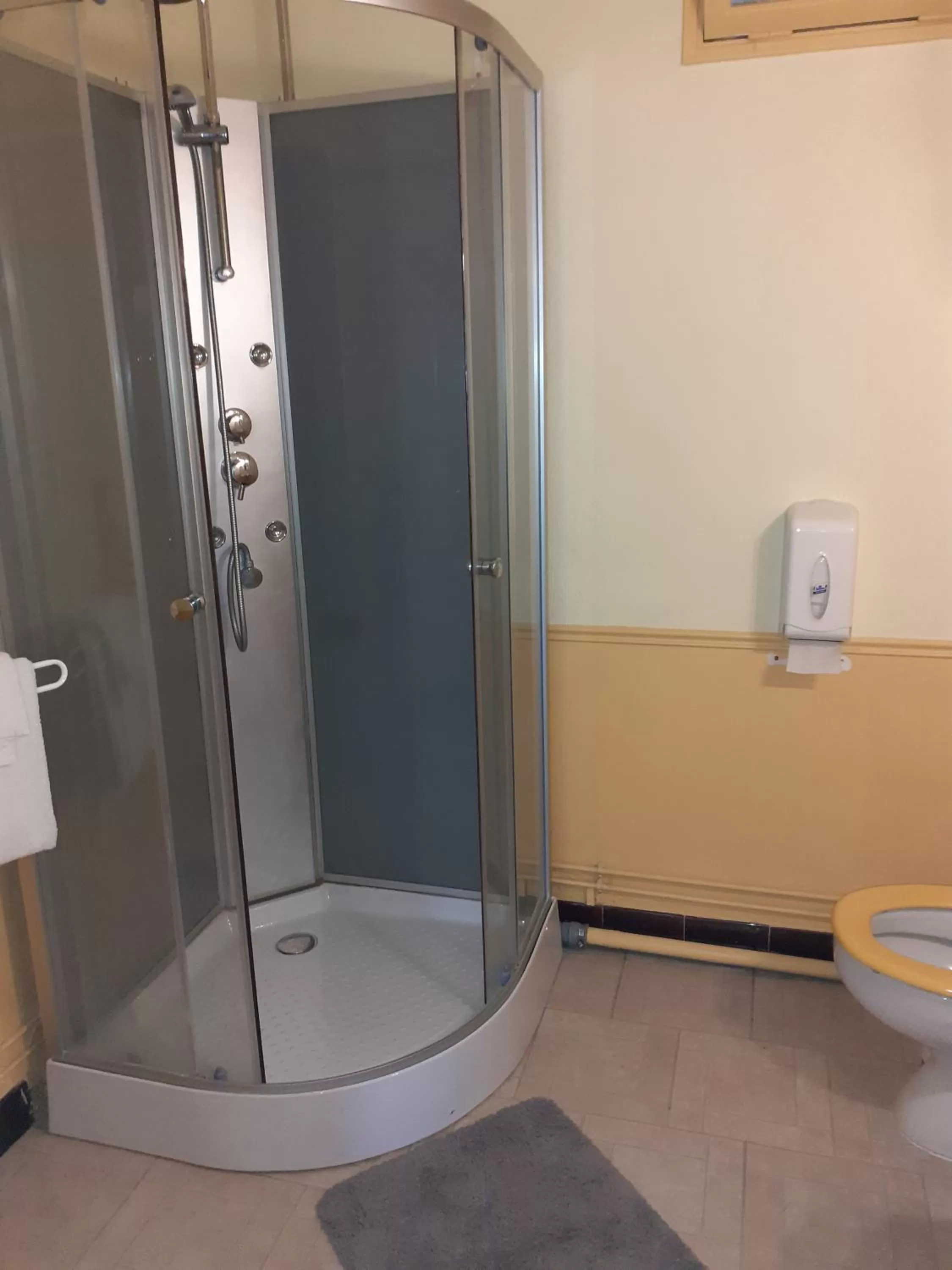 Bathroom in Hotel du chateau blanc