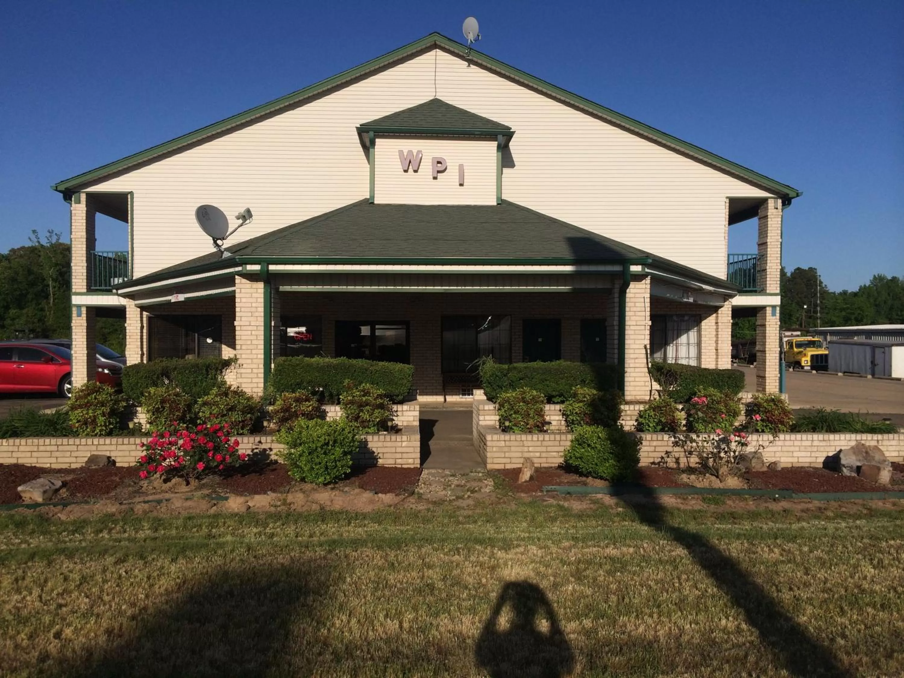 Property building in Western Plaza Inn