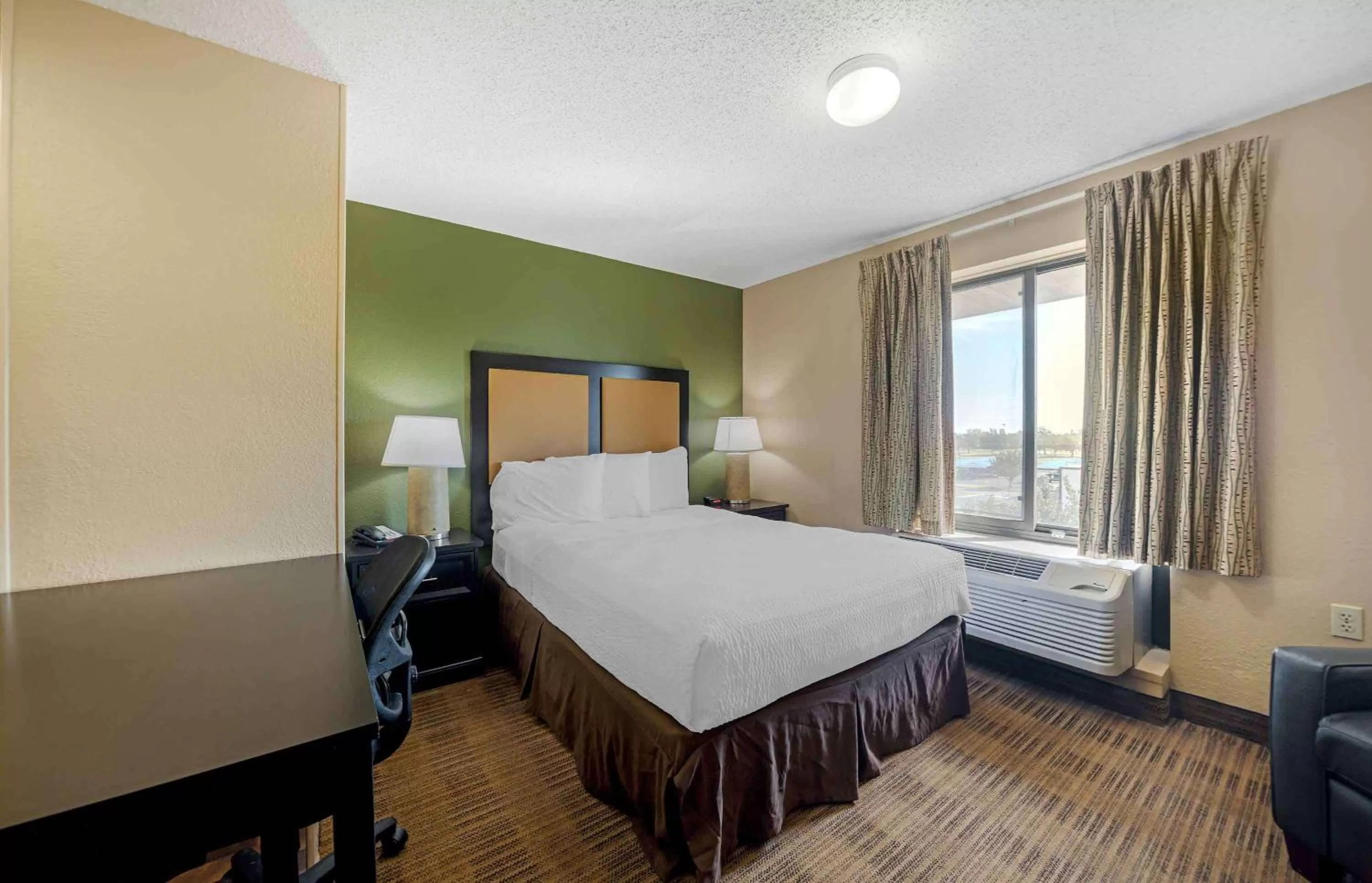 Bedroom, Bed in Extended Stay America Select Suites - St Louis - Earth City