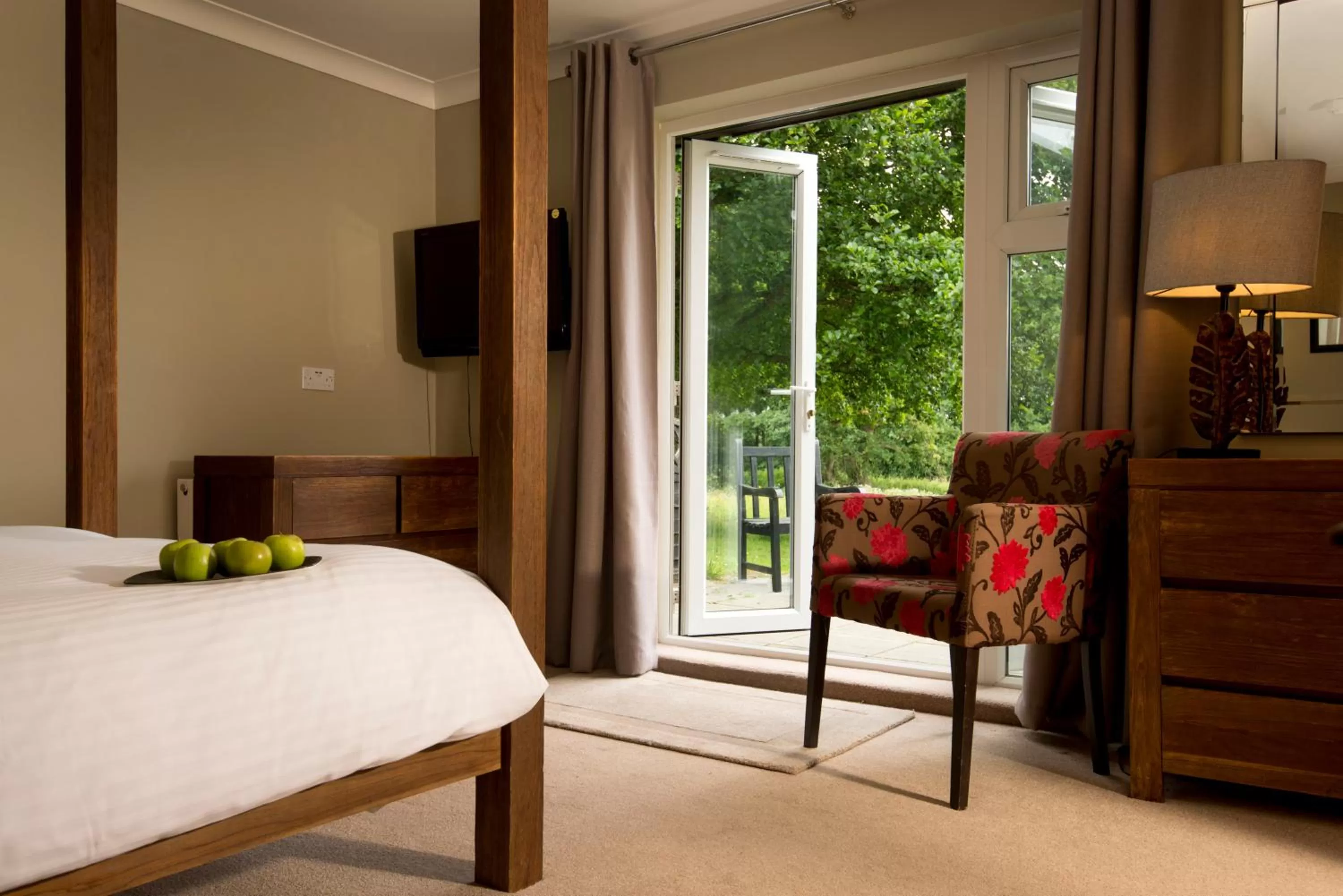 Patio, Bed in Crouchers Hotel