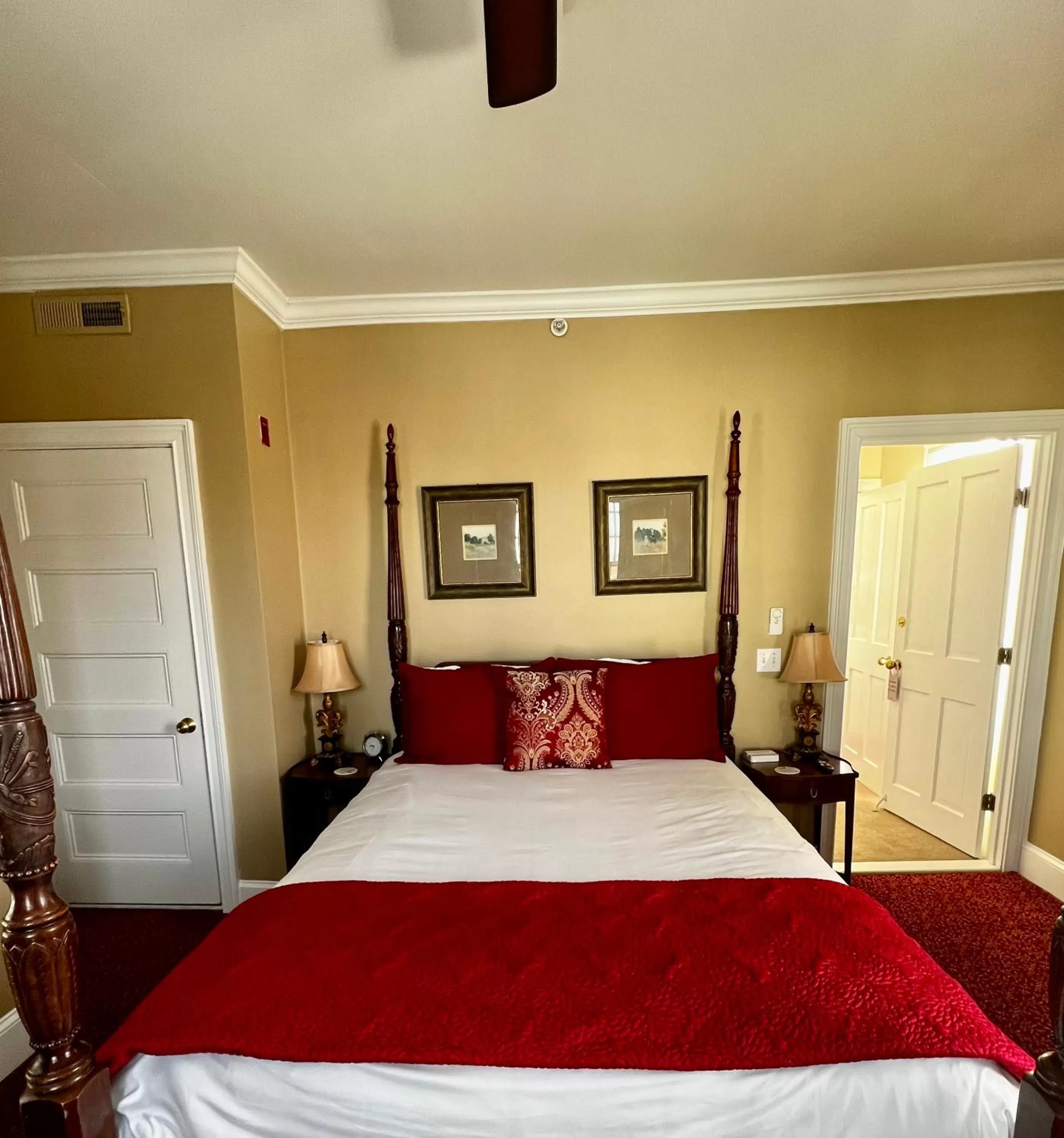 Bedroom, Bed in Almondy Inn Bed & Breakfast