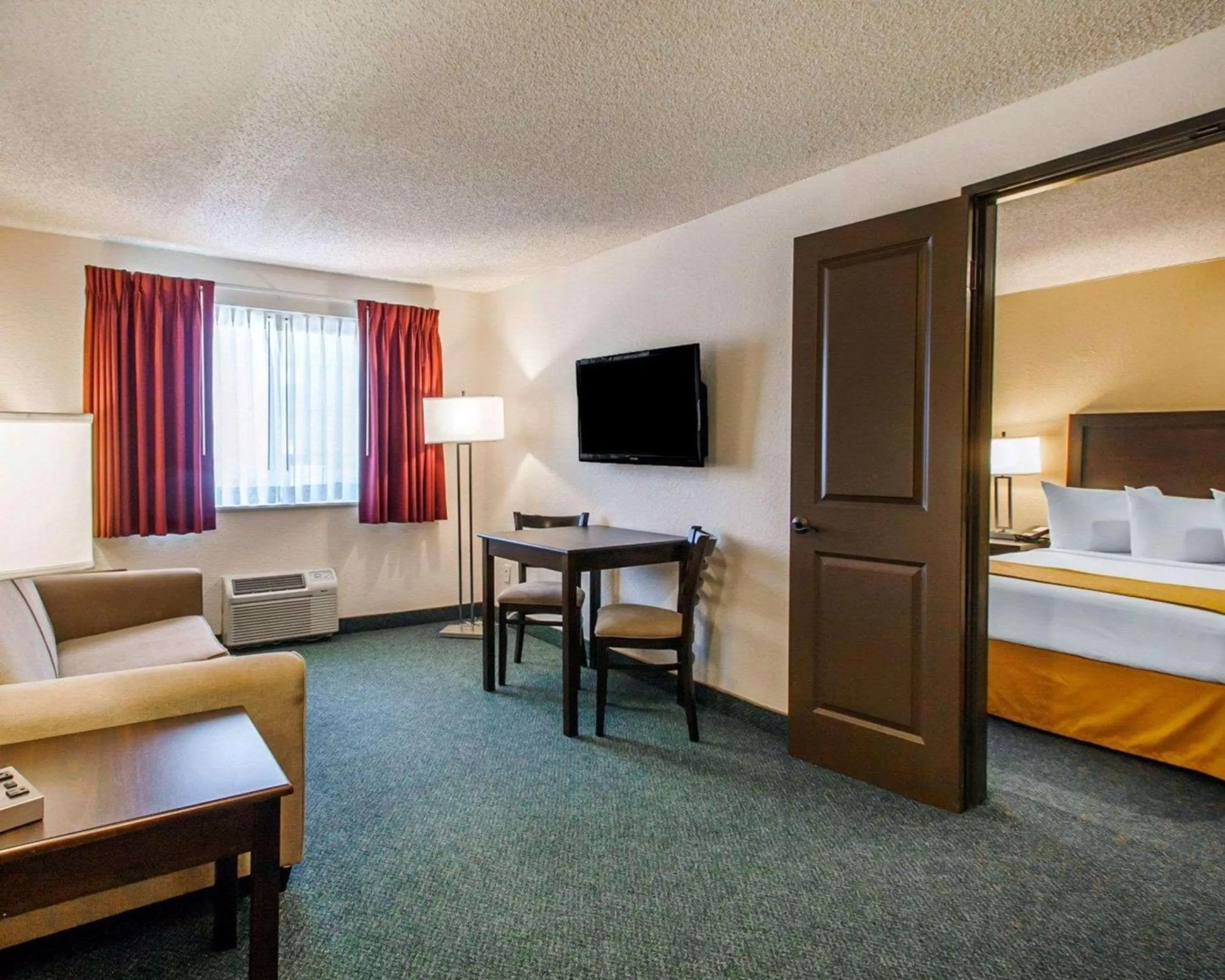 Photo of the whole room, Bed in Quality Inn & Suites Springfield - Eugene North