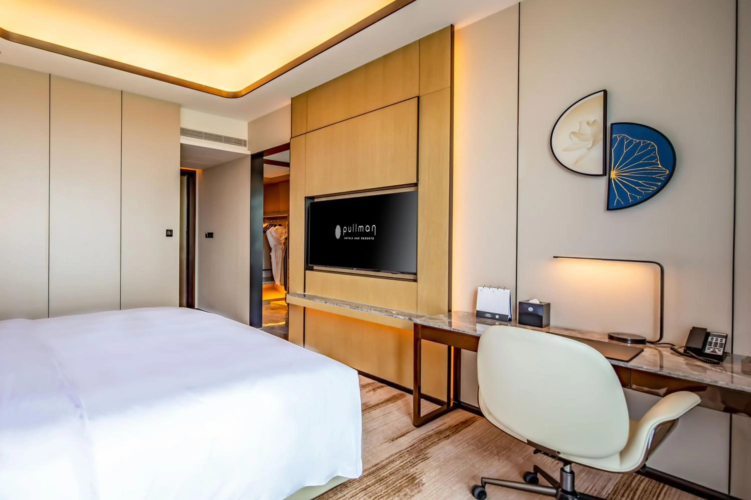 Photo of the whole room, Bed in Pullman Suzhou Taicang