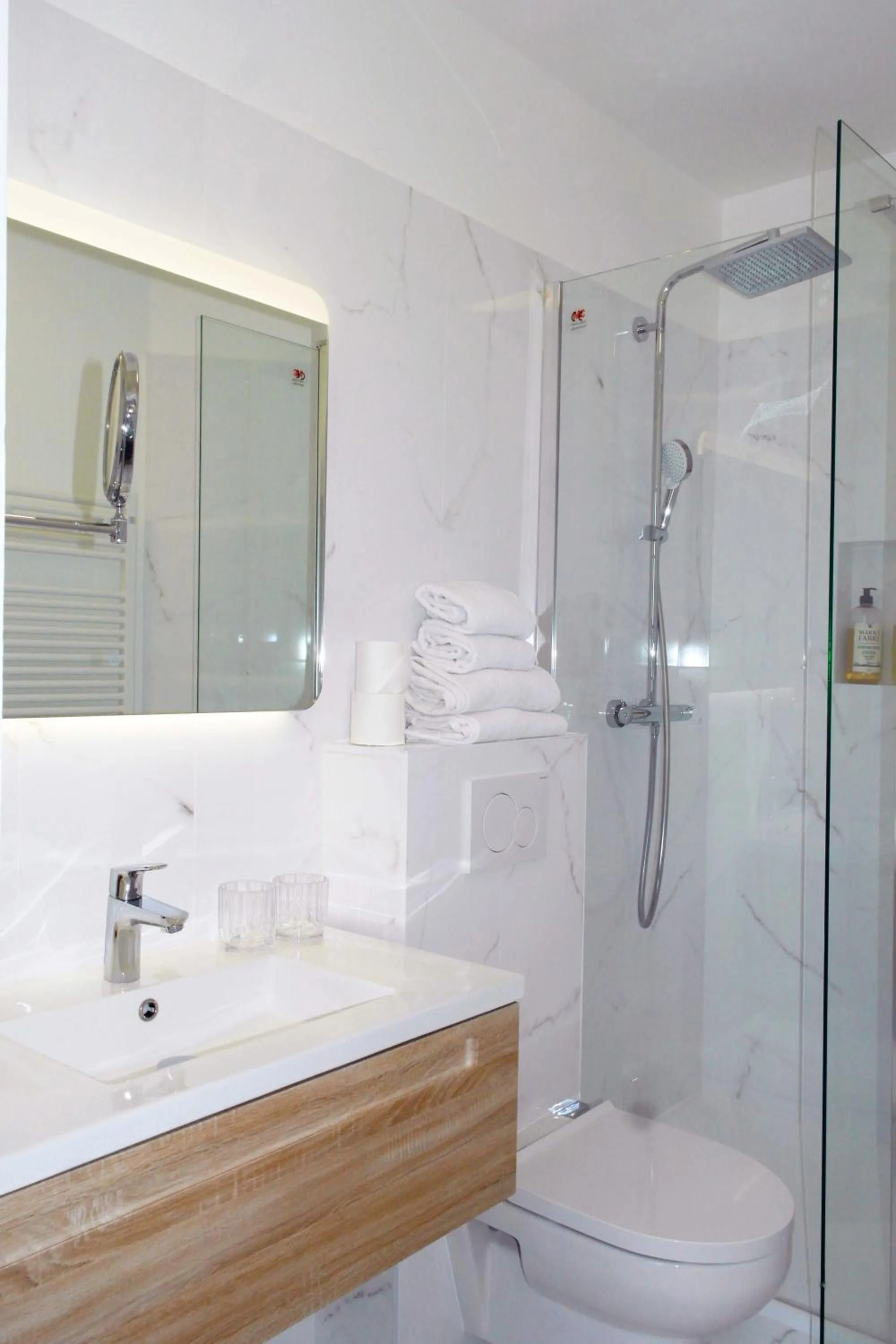 Shower in Hotel Belle-Vue Vieux-Port