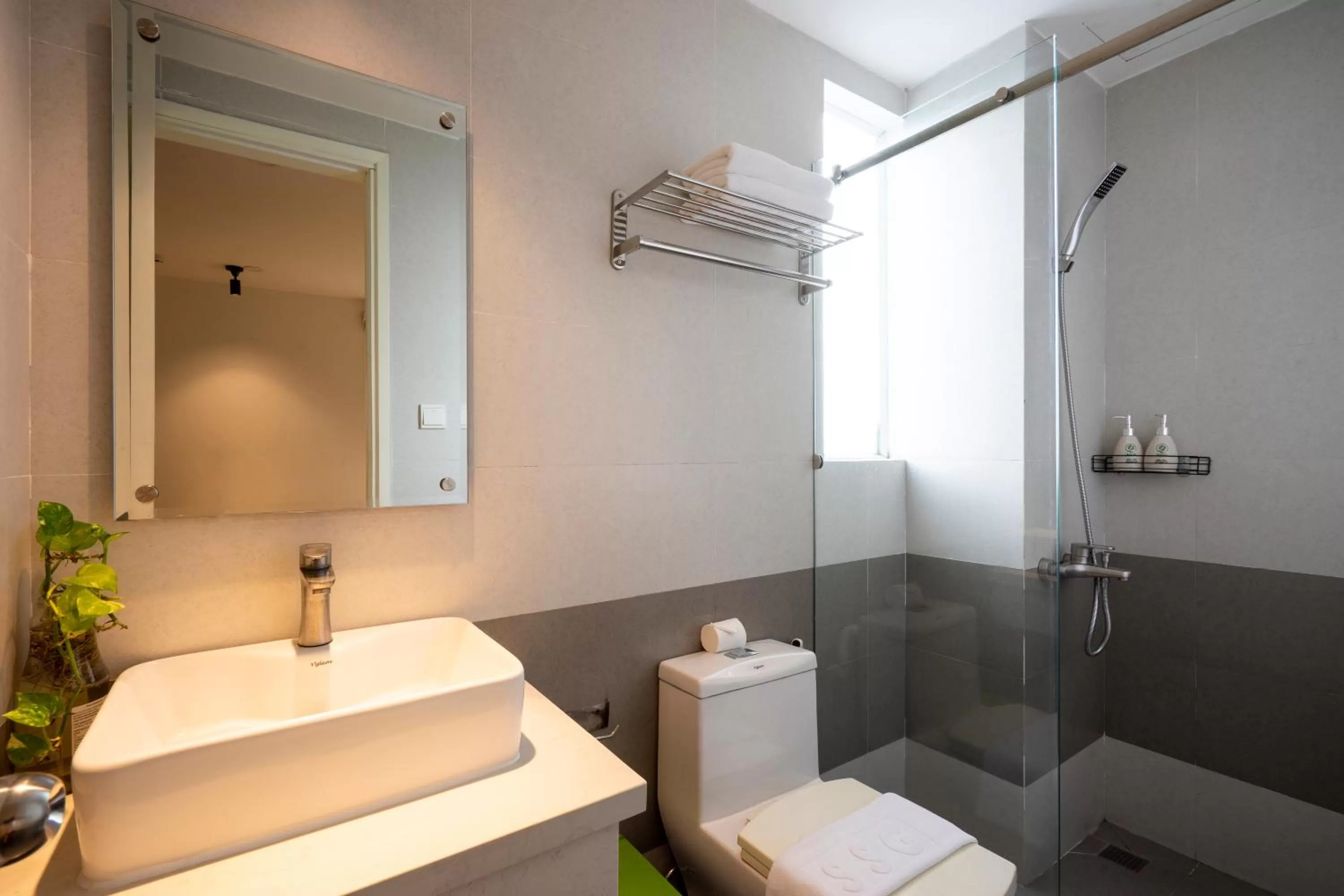 Shower in La Airport Tan Binh Hotel