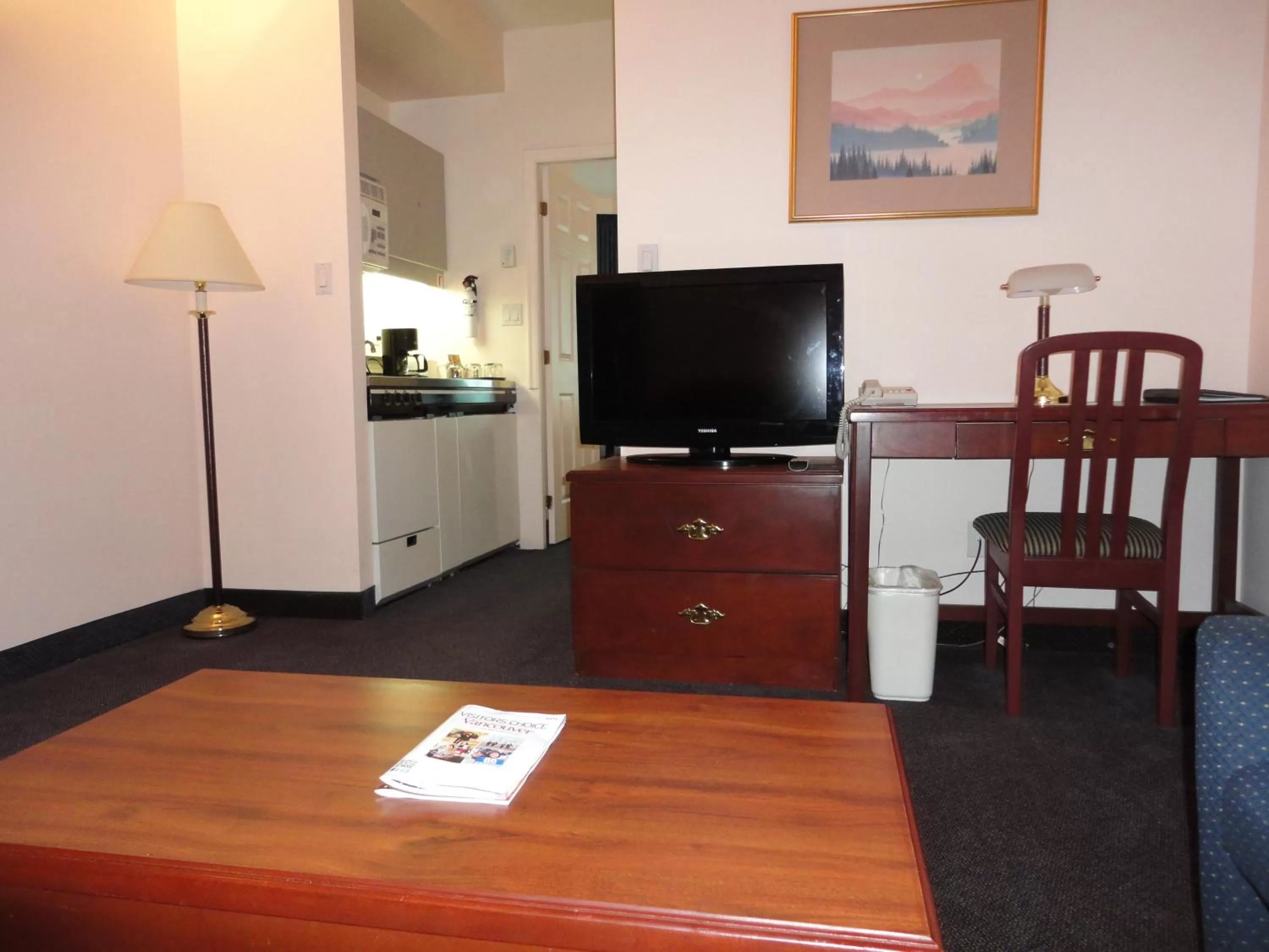 TV and multimedia in Rosedale on Robson Suite Hotel