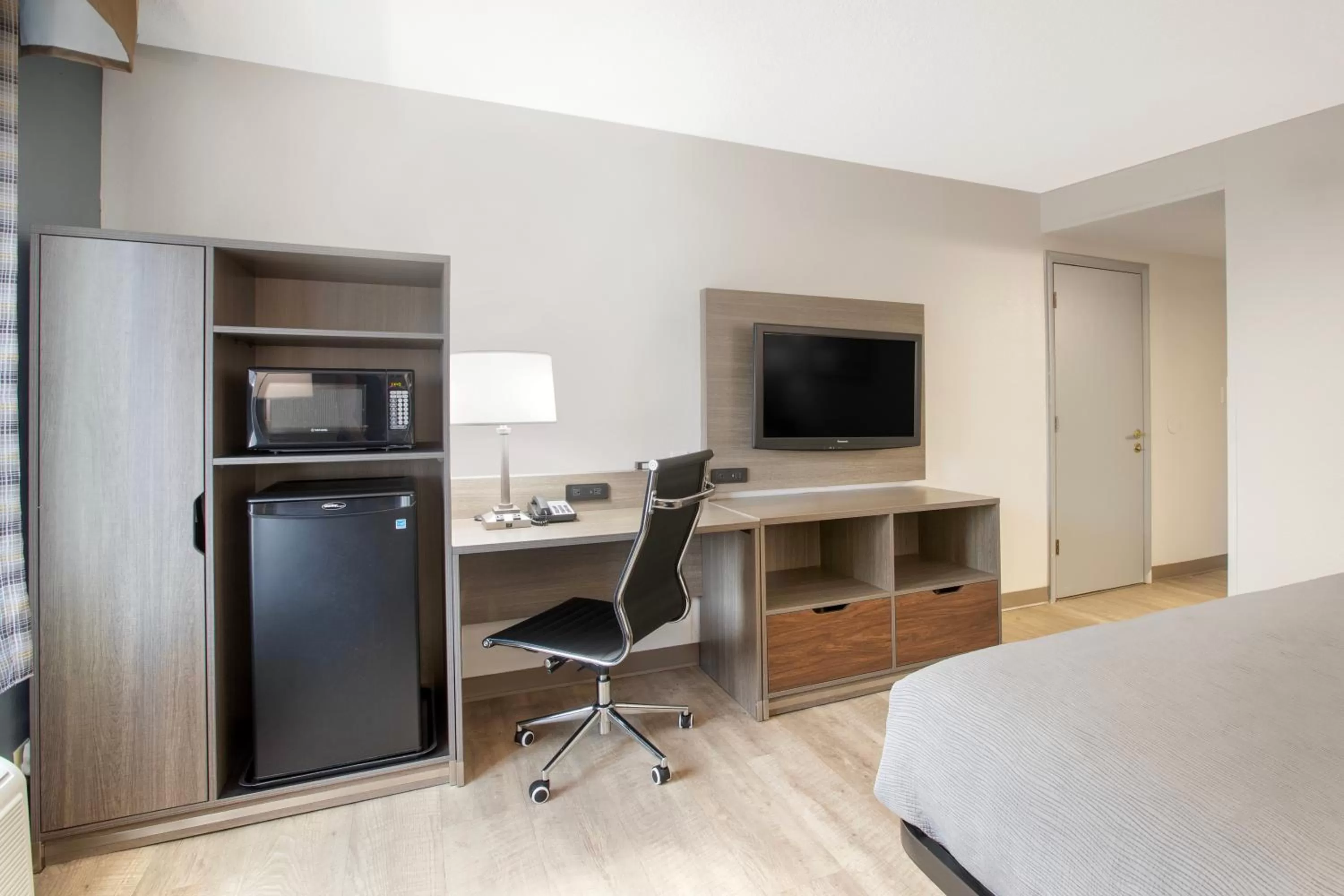 TV and multimedia, Bed in Quality Inn Newton at I-80