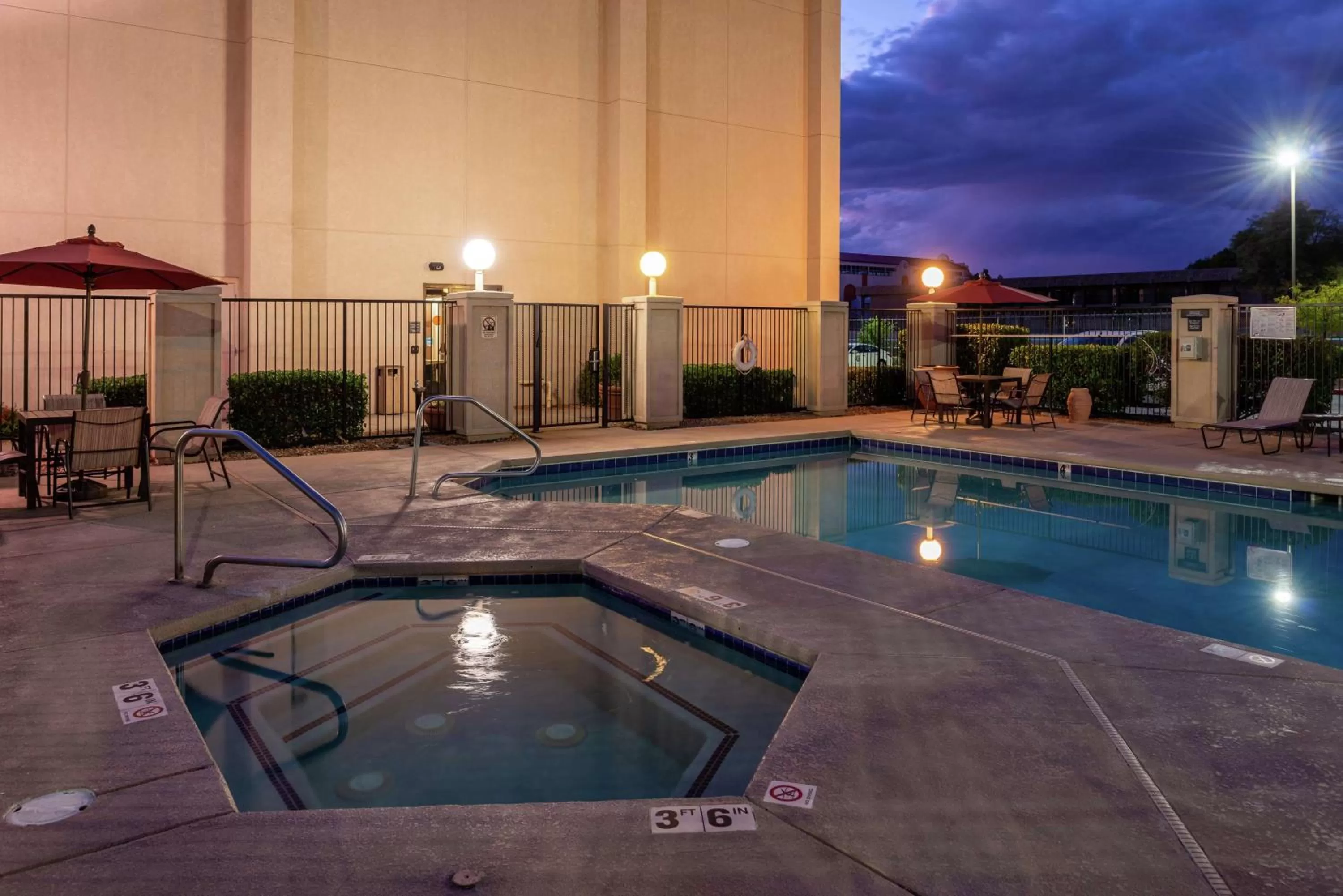 Pool view in Hampton Inn Albuquerque - University/Midtown
