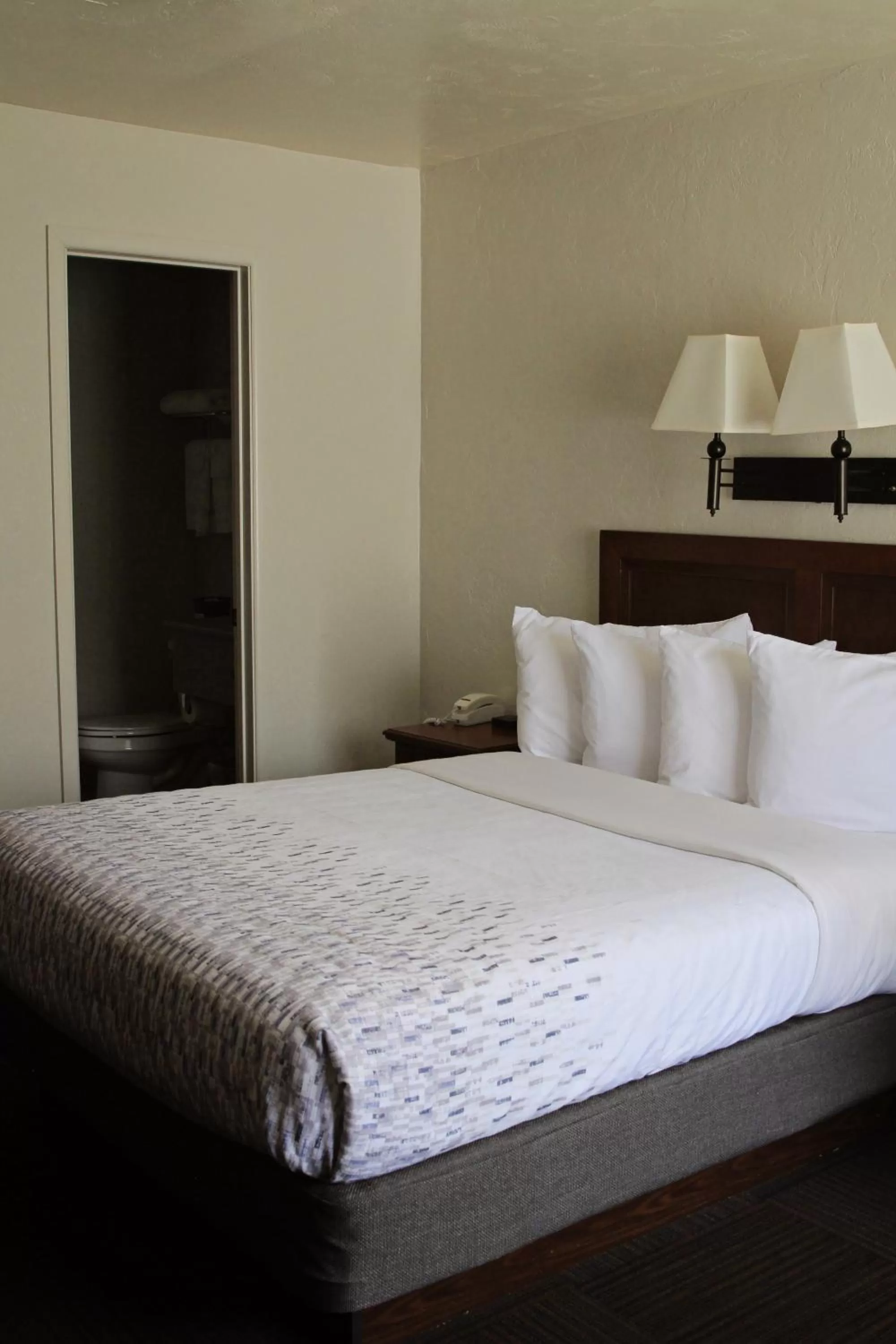 Bedroom, Bed in Bowen Motel