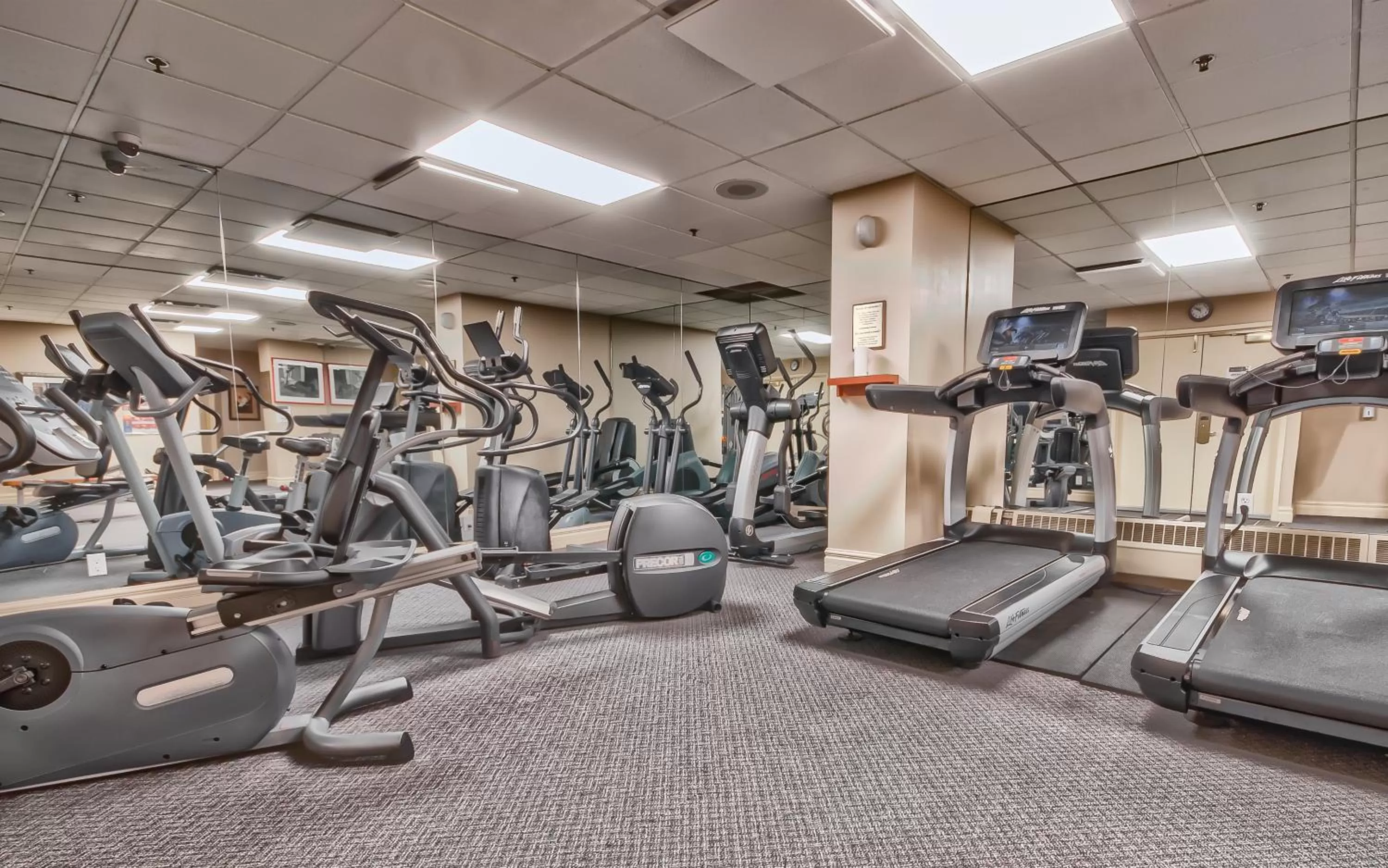 Fitness centre/facilities in Hôtel Palace Royal Centre-Ville Québec par JARO