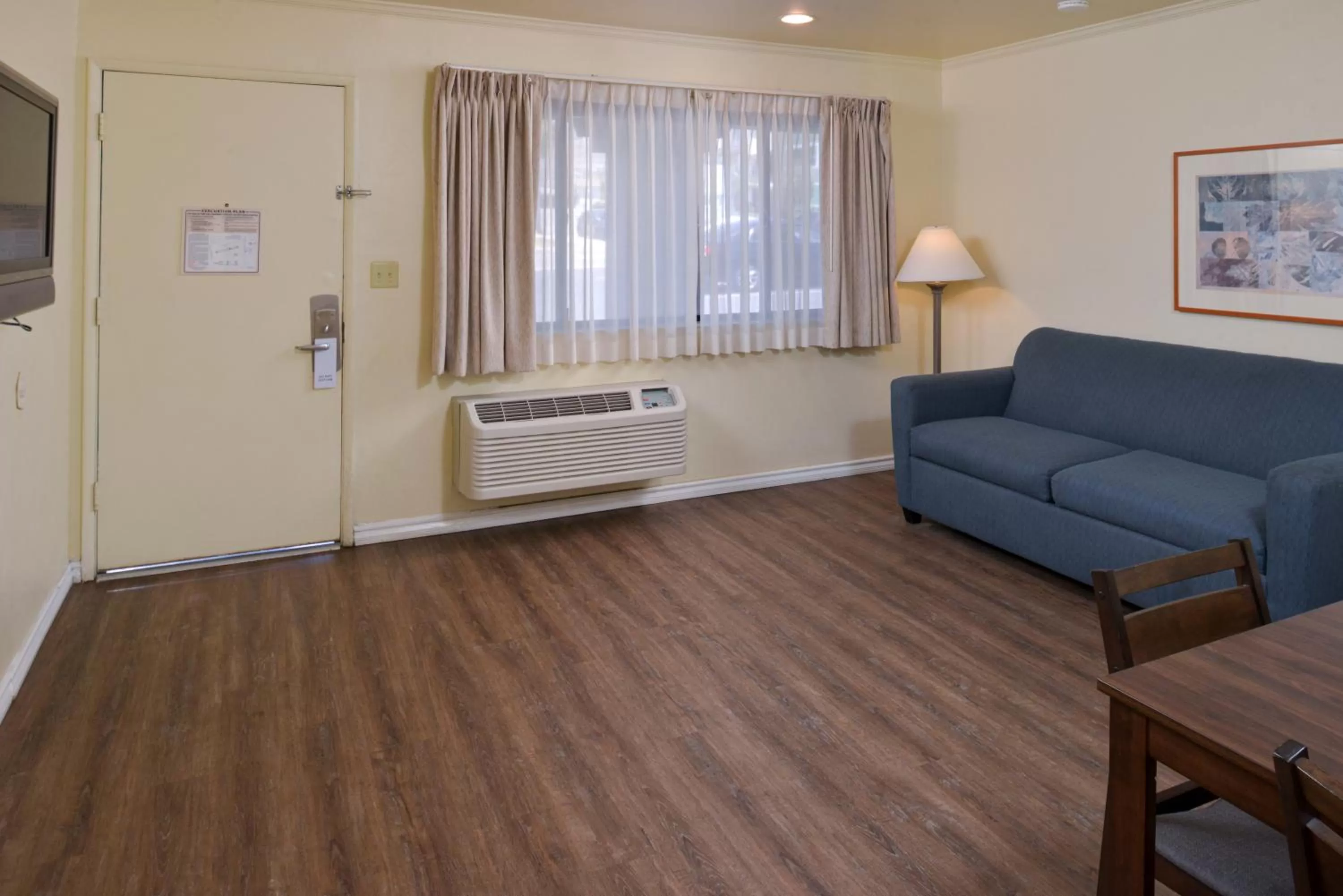 Living room in Edgewater Inn and Suites