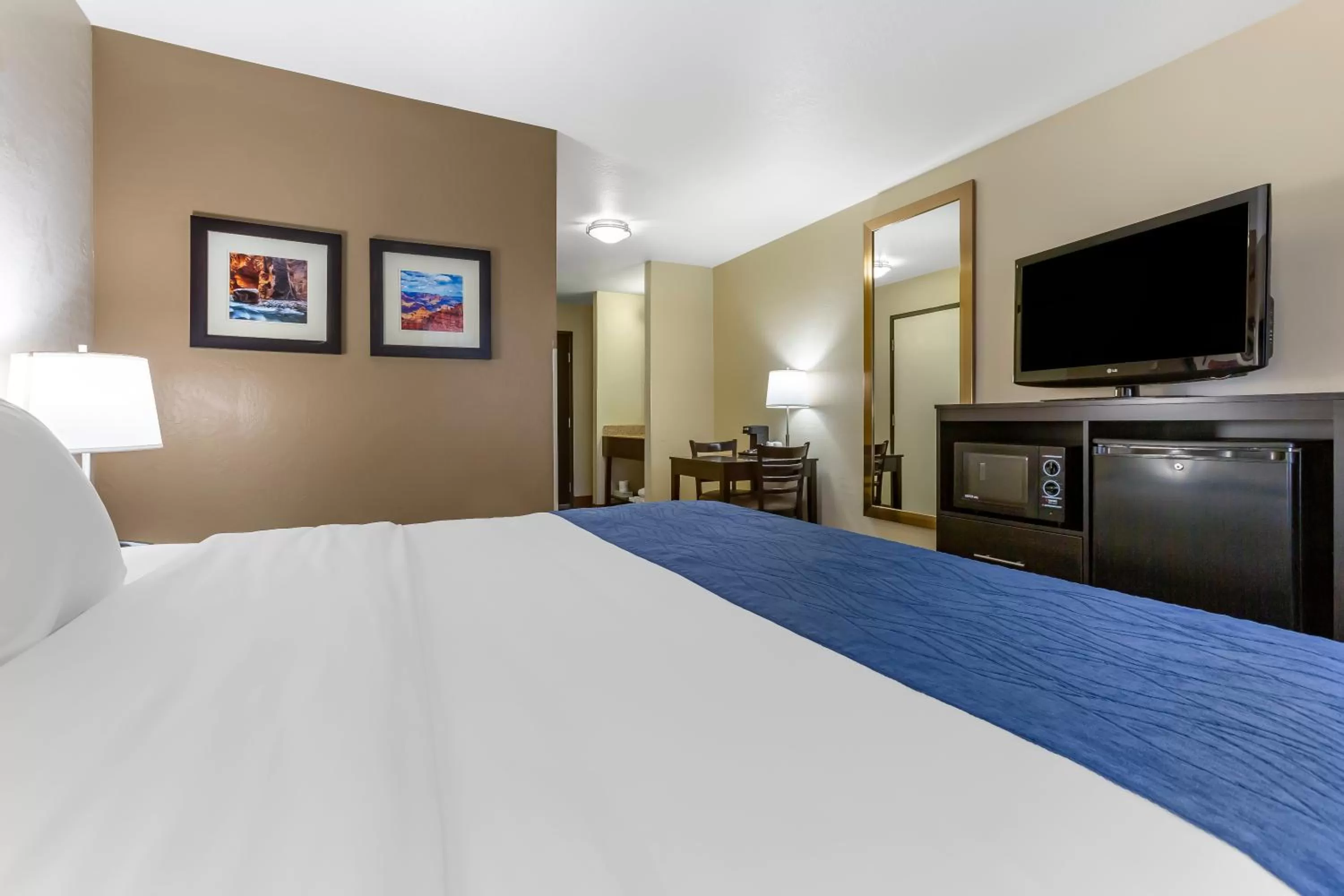 Bed in Comfort Inn & Suites Surprise Near Sun City West