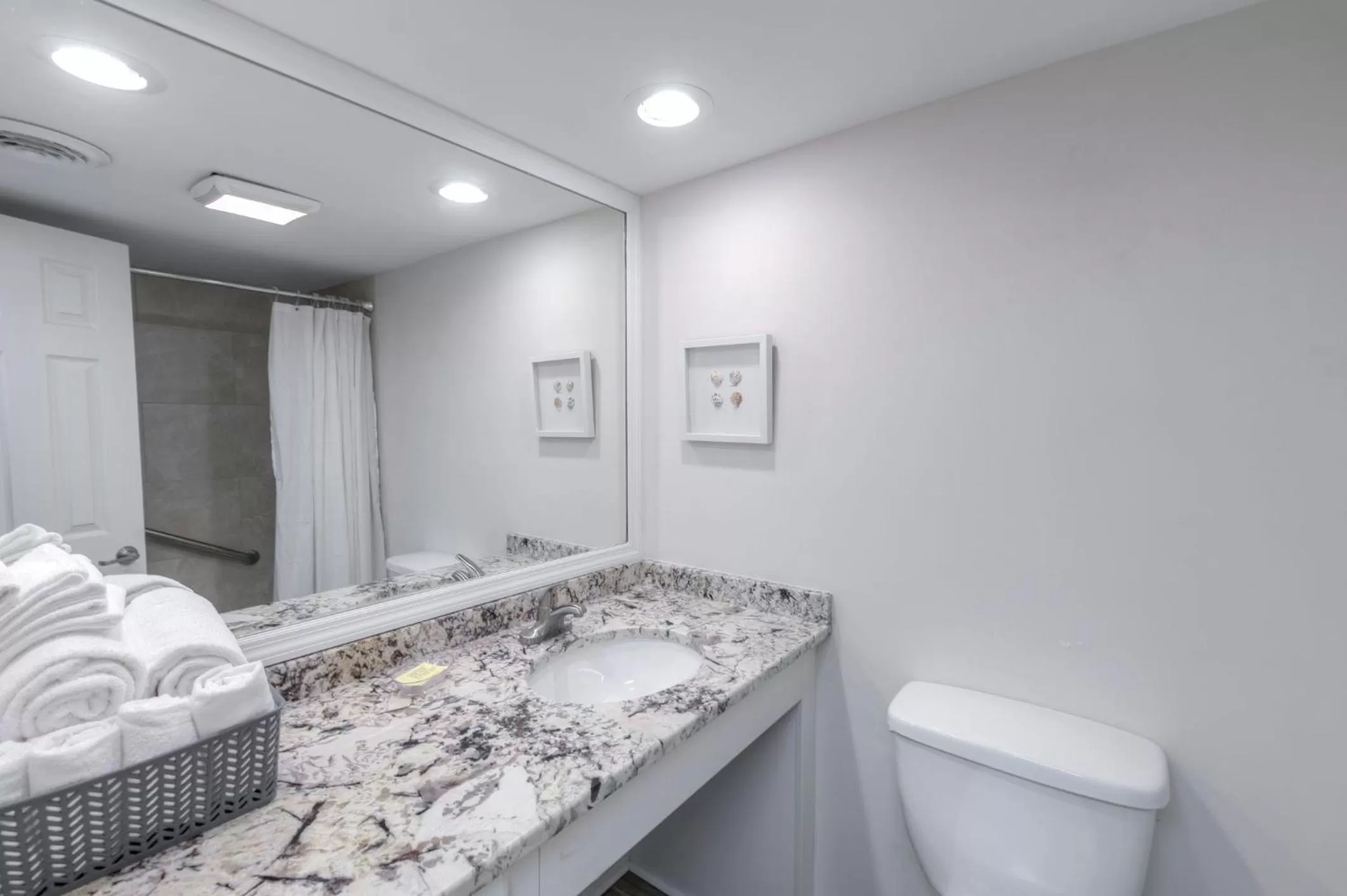 Bathroom in Kingfisher Inn