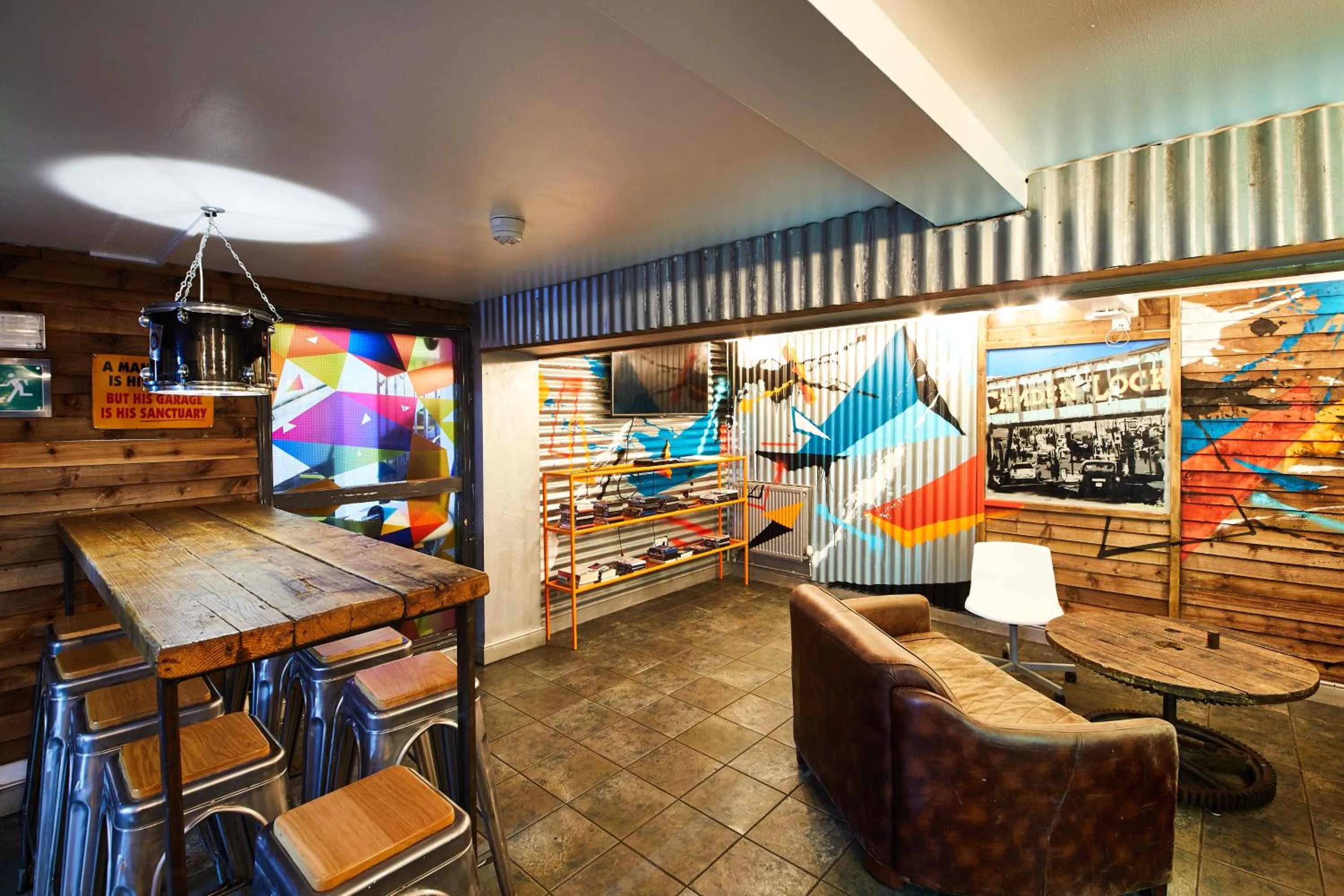 Communal lounge/ TV room in Urban Nomad - Camden Town