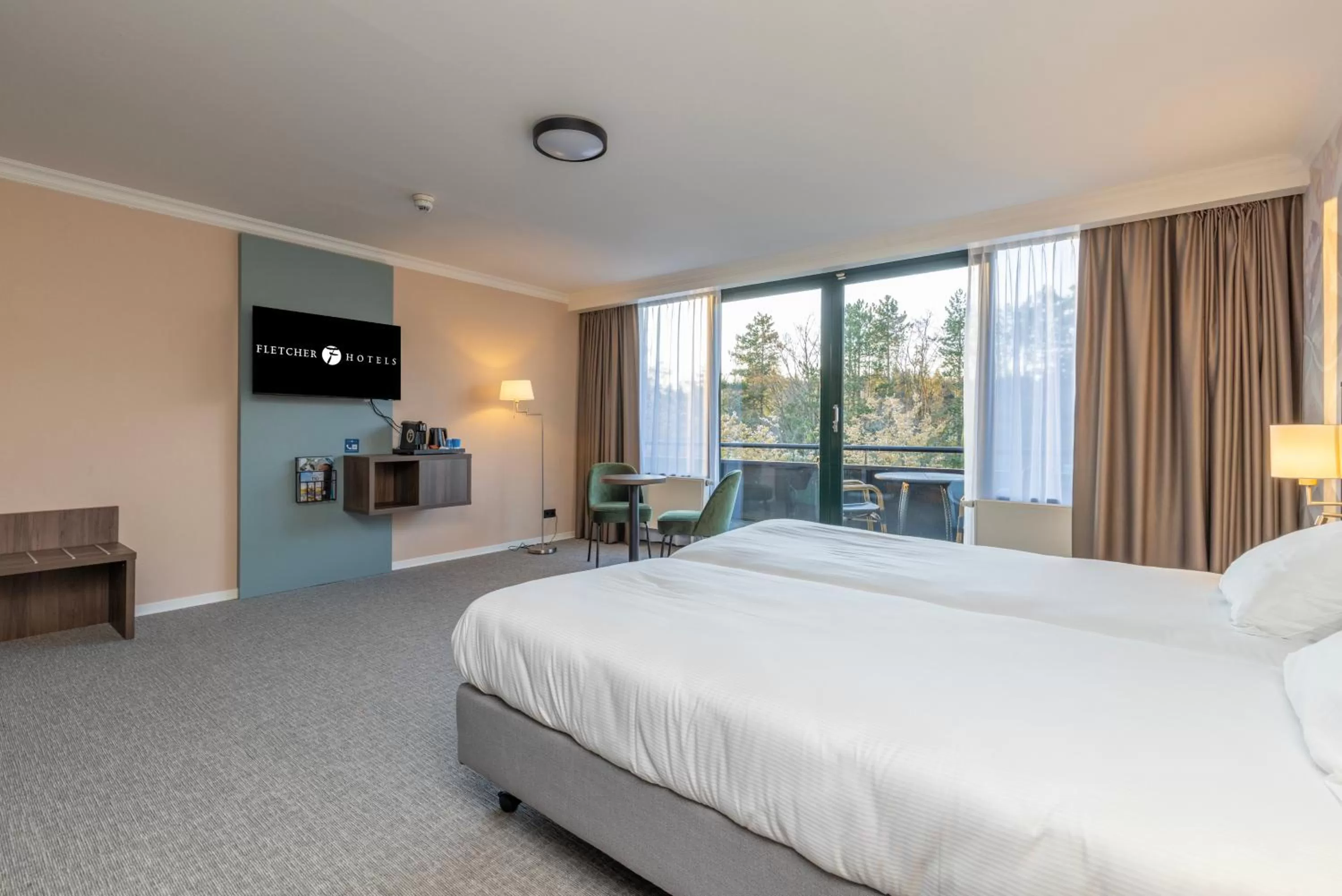 Bedroom, Bed in Fletcher Familiehotel De Hunzebergen