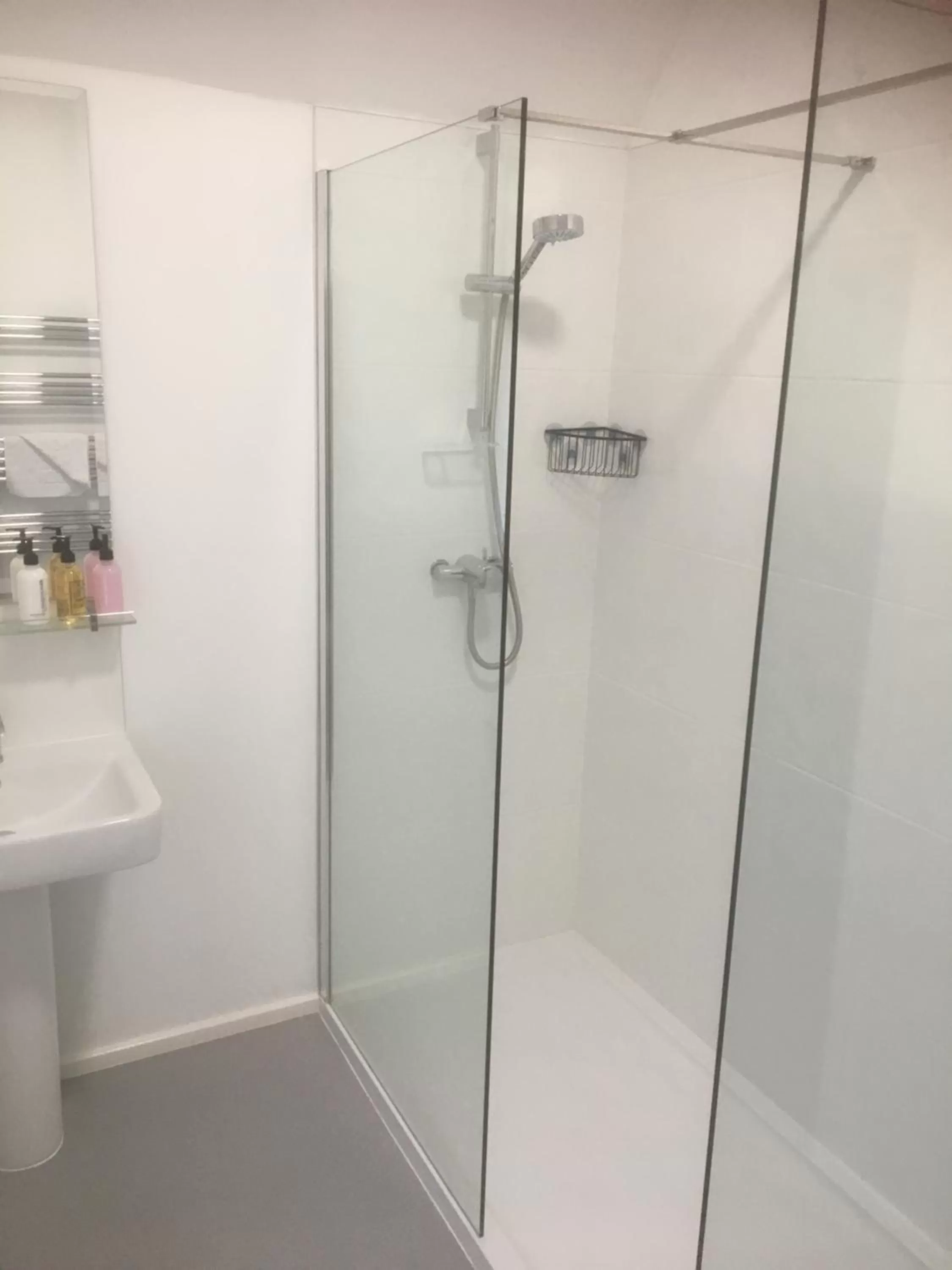 Shower in The Woodlands Hotel