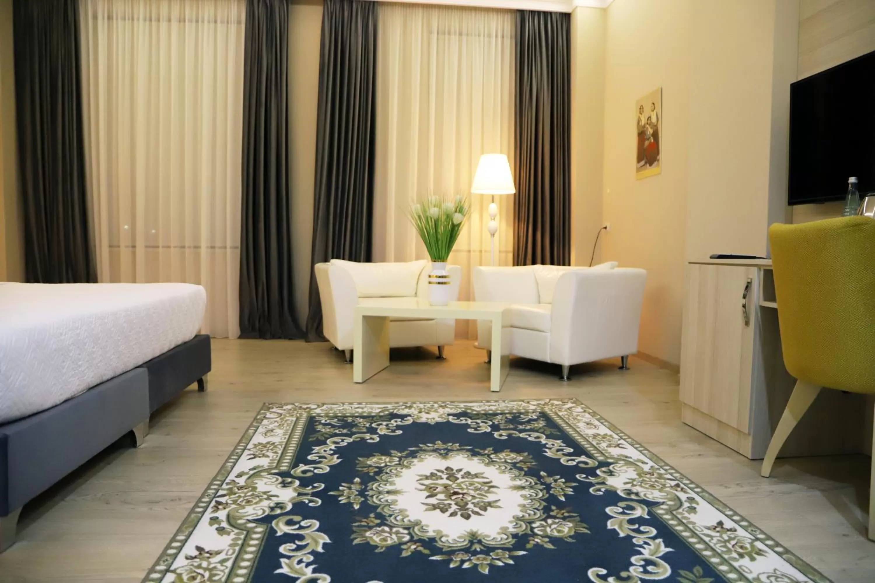 Seating area, Bed in Hotel Colombo