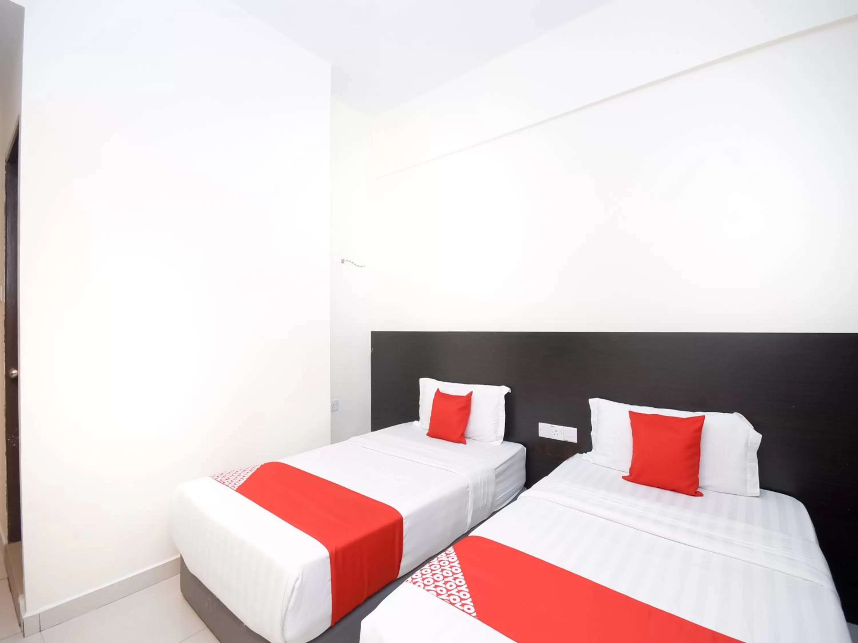 Bedroom, Bed in Kenyalang Suite