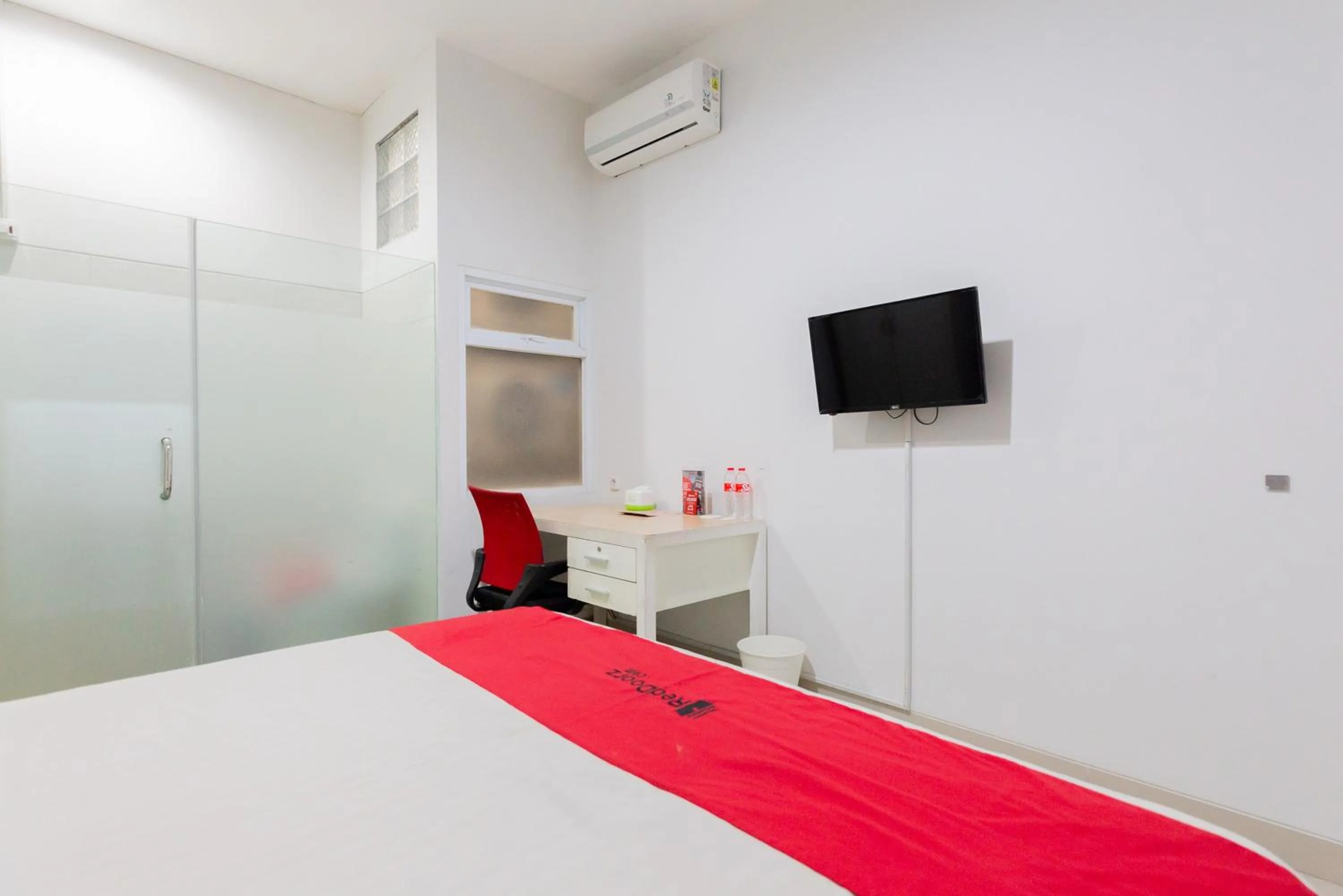 Bed in RedDoorz Plus near Living Plaza Jababeka