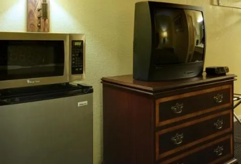 TV and multimedia in Americas Best Value Inn Comanche