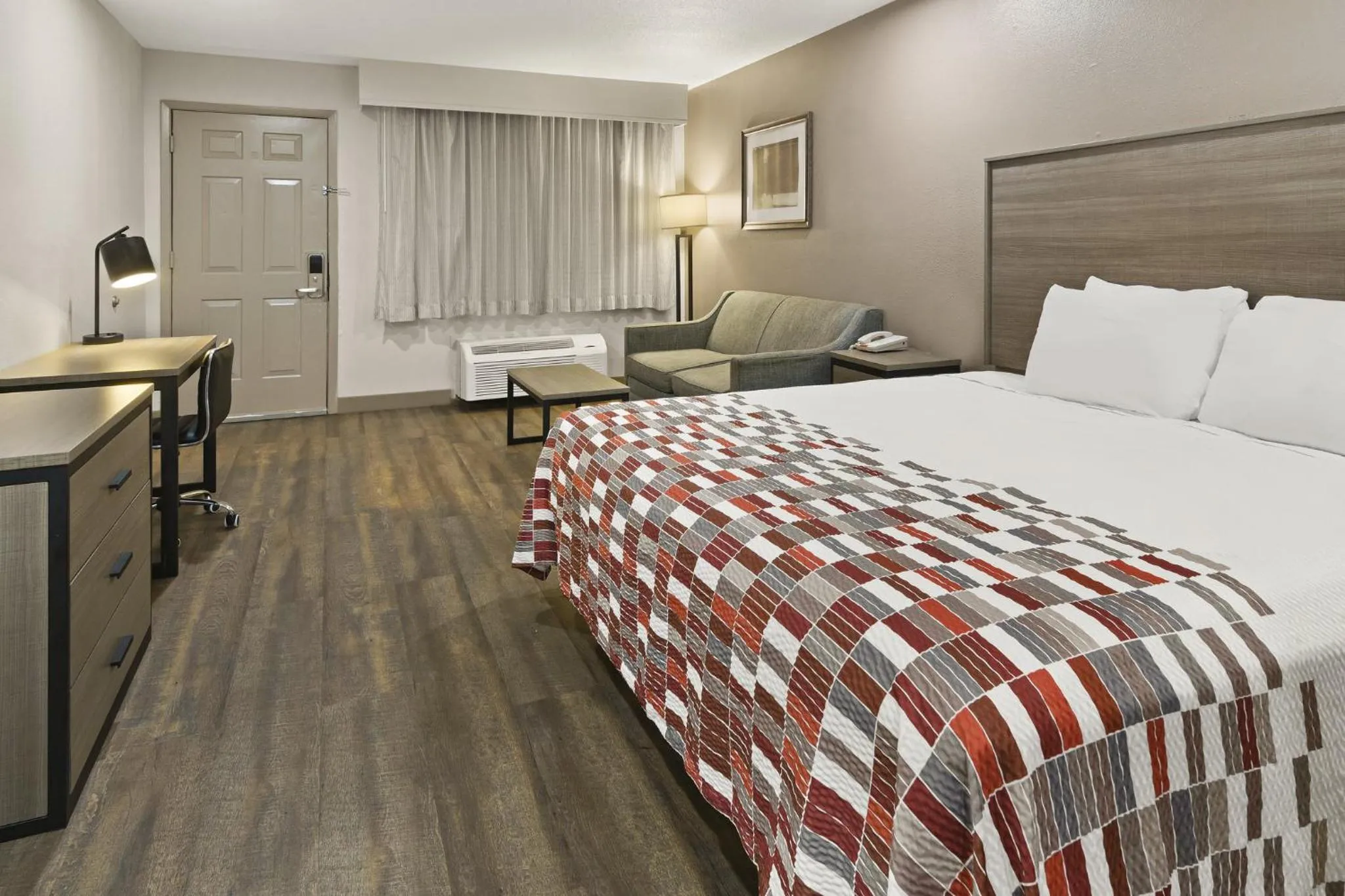Photo of the whole room, Bed in Red Roof Inn & Suites Irving - DFW Airport South