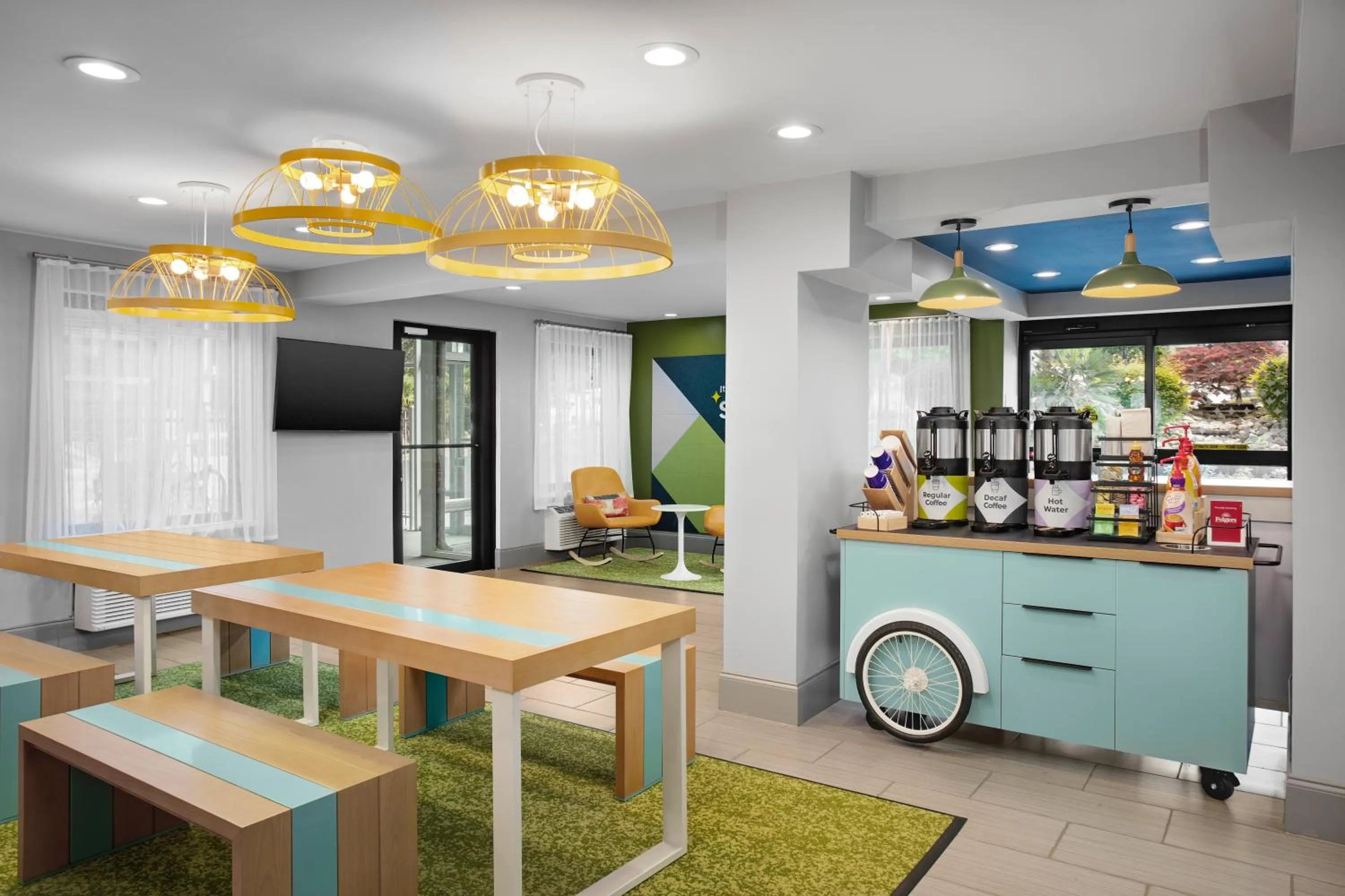 Coffee/tea facilities, Restaurant/Places to Eat in Days Inn by Wyndham Atlanta Marietta Galleria