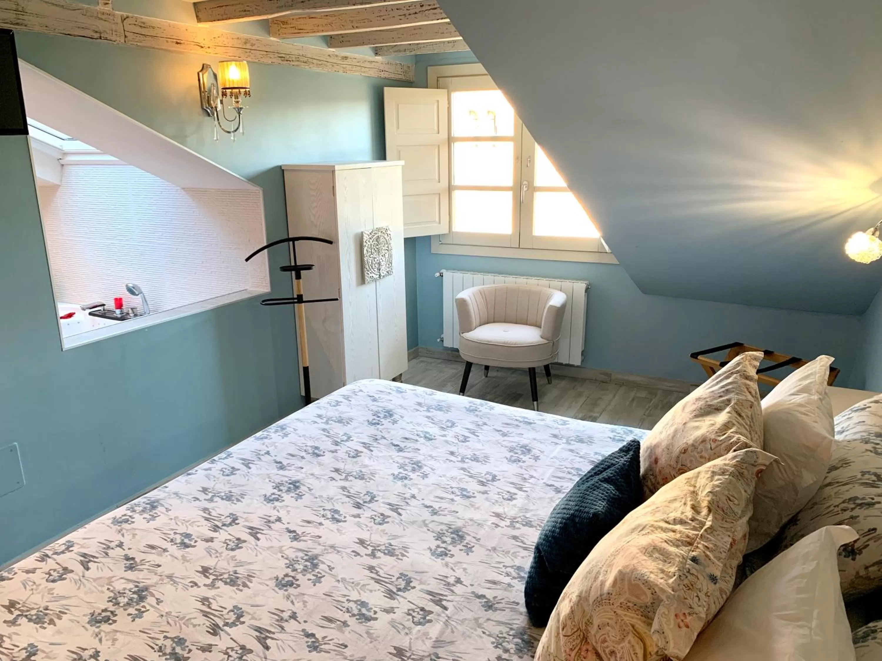 Photo of the whole room, Bed in Akla Suites con Jacuzzi Santillana