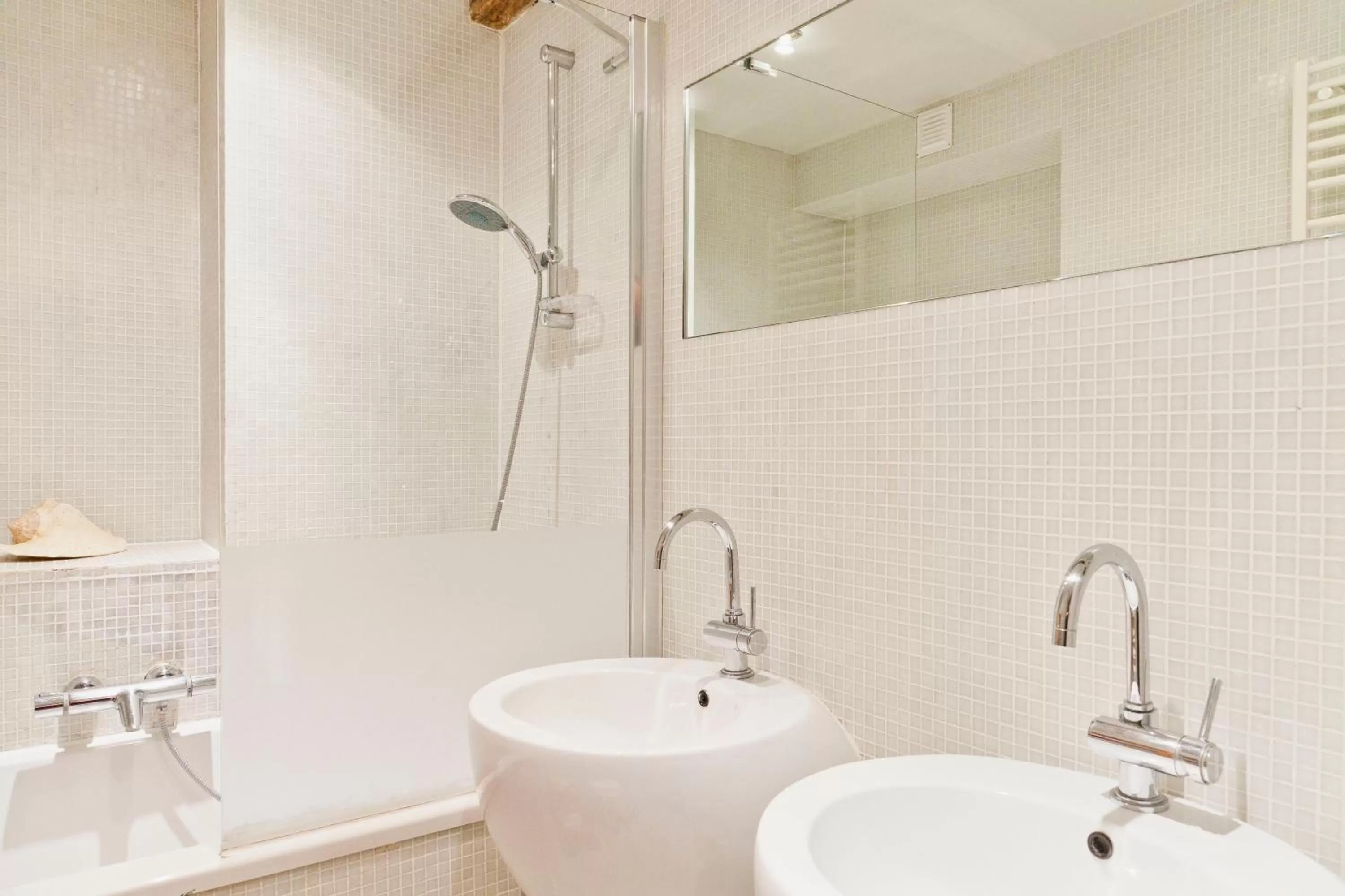 Bathroom in Hotel Diamonds and Pearls