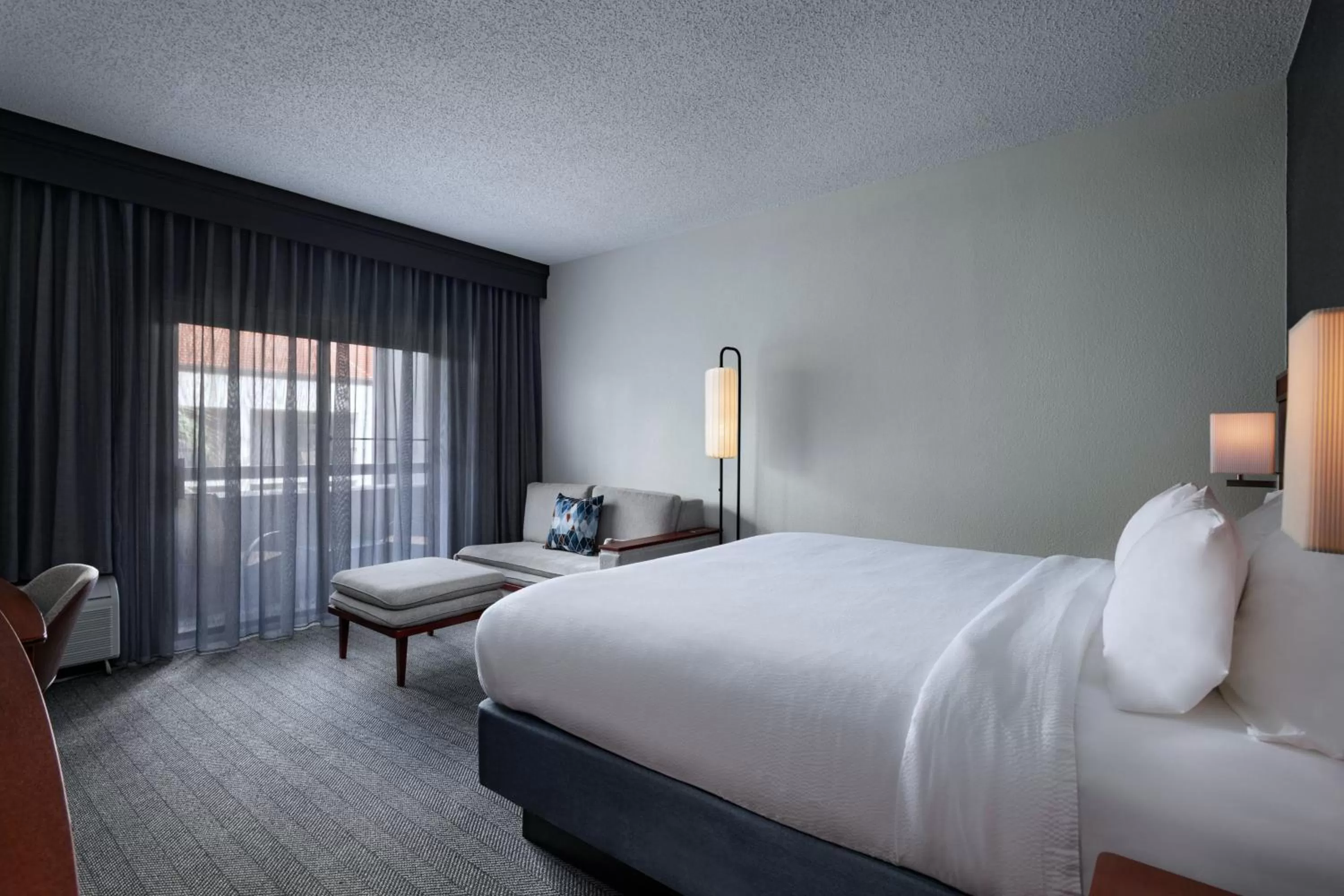 Photo of the whole room, Bed in Courtyard by Marriott San Antonio Downtown