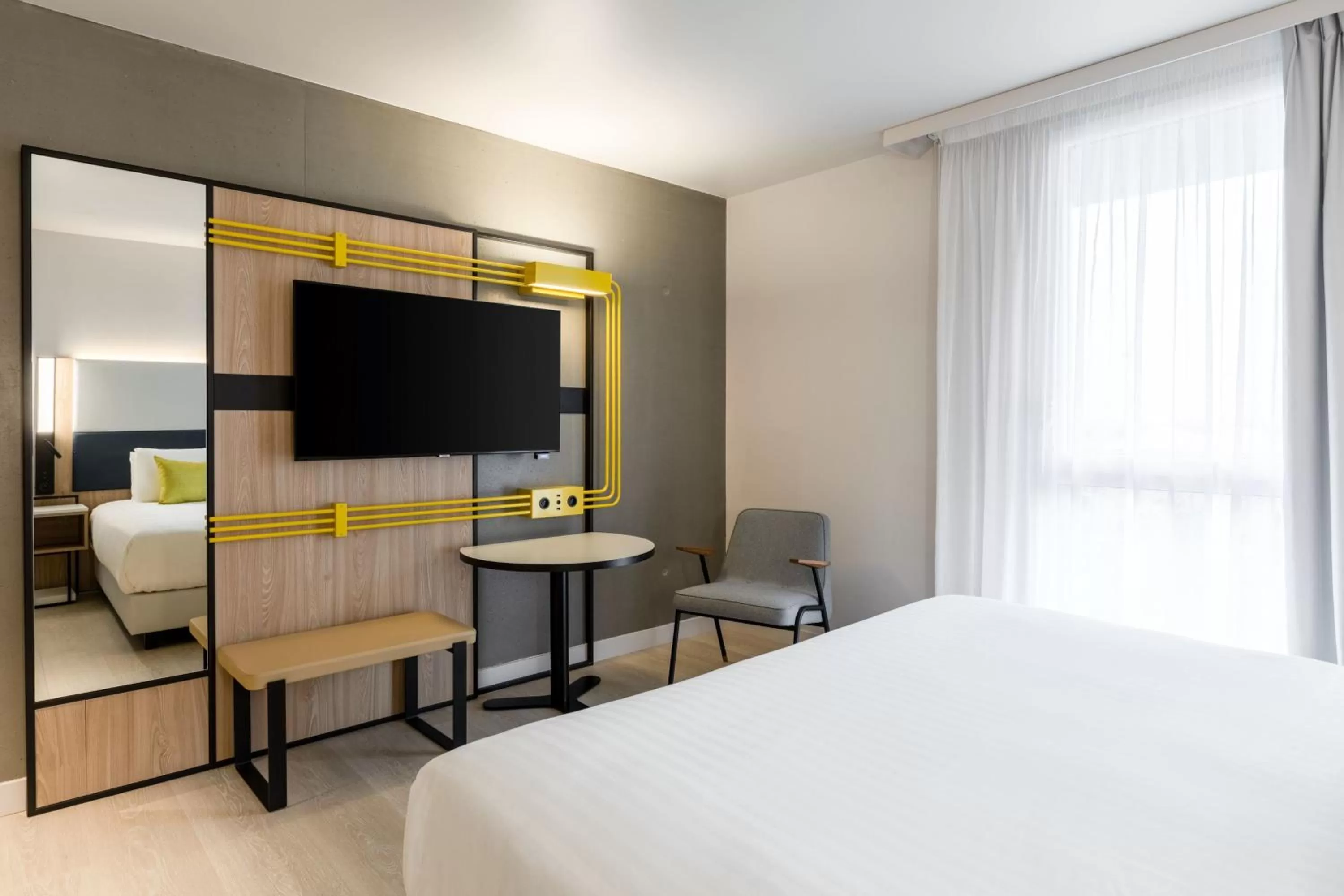 Photo of the whole room, Bed in Courtyard by Marriott Paris Creteil