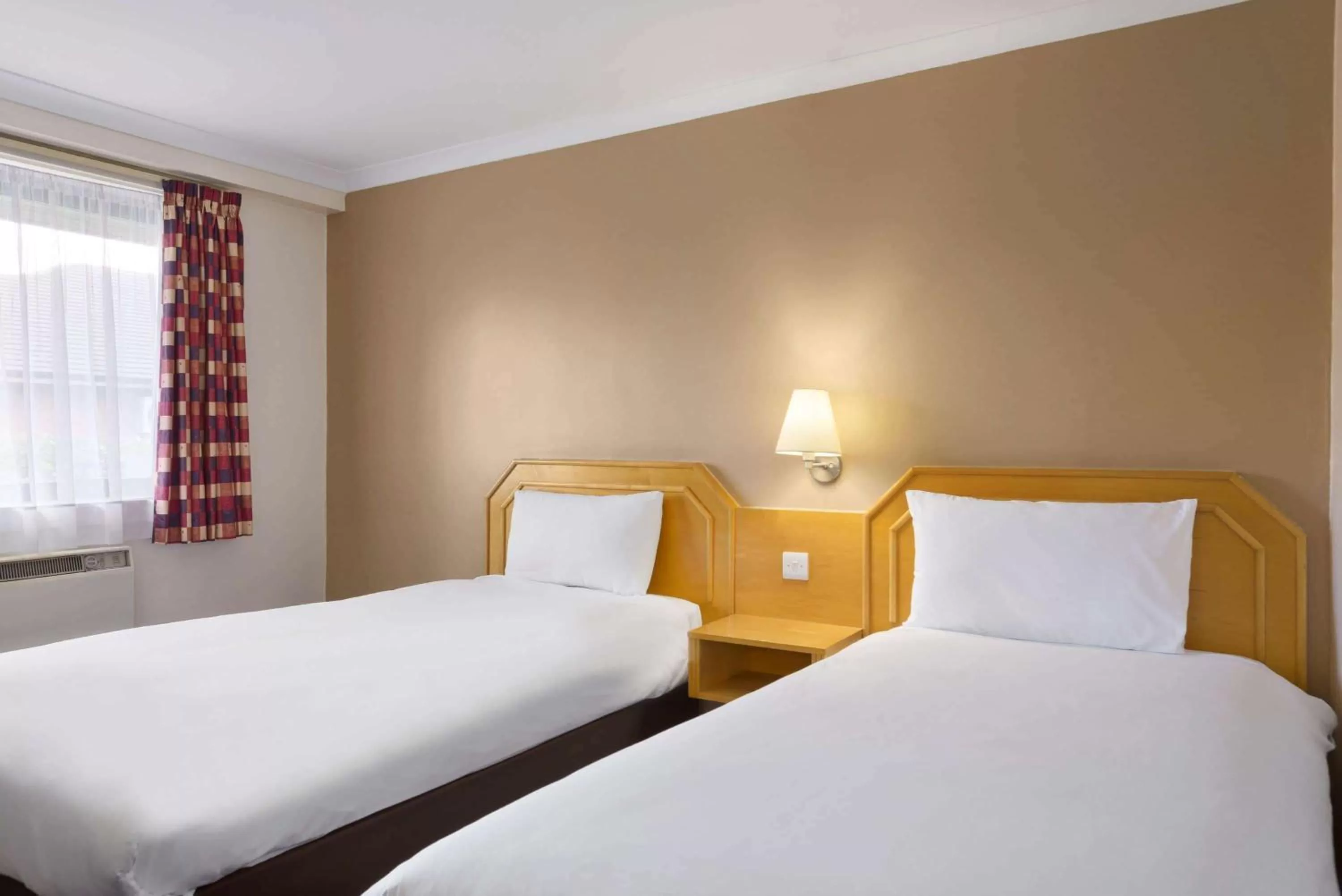 Photo of the whole room, Bed in Days Inn Hamilton