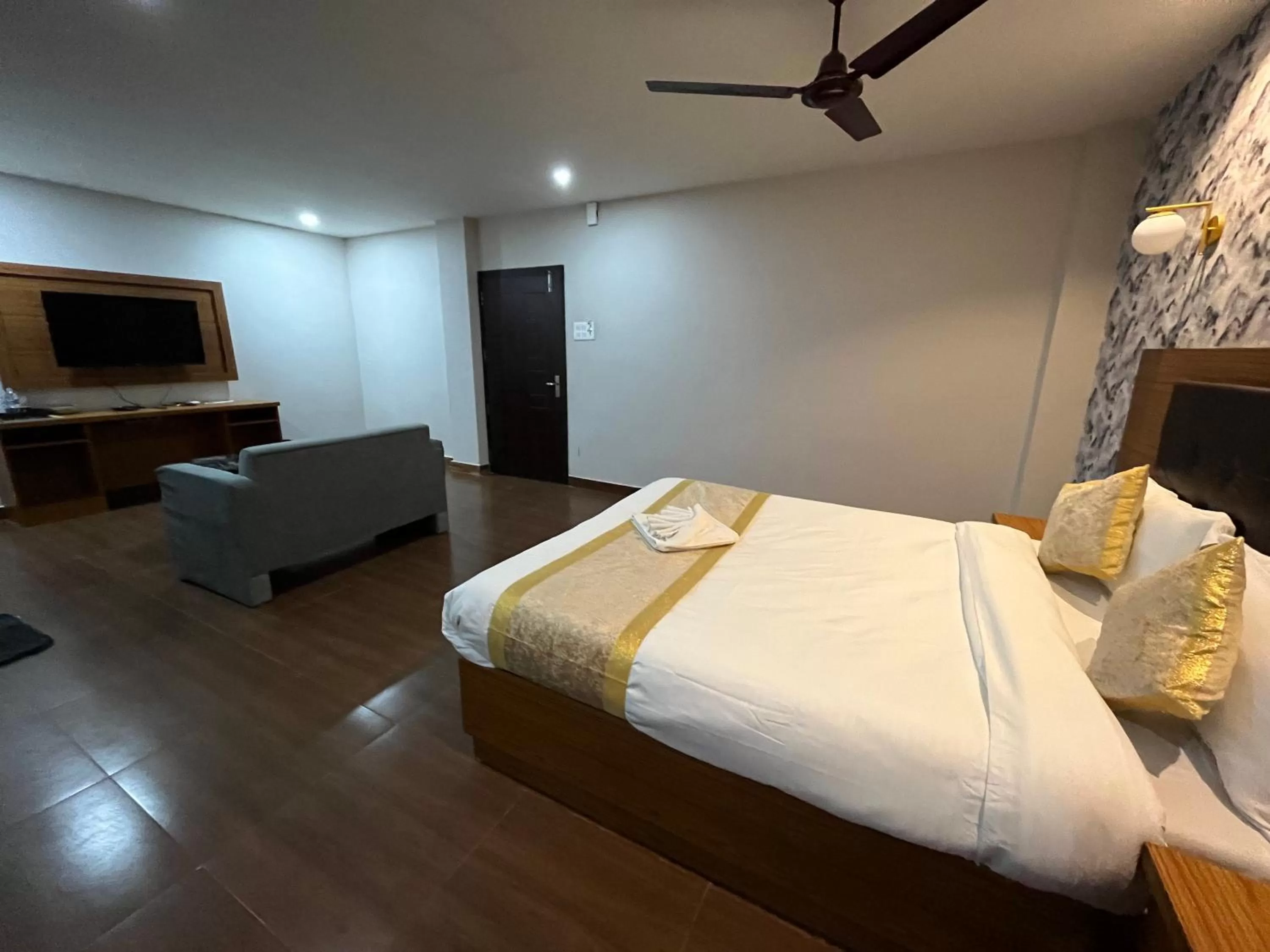 Communal lounge/ TV room, Bed in The Rhino