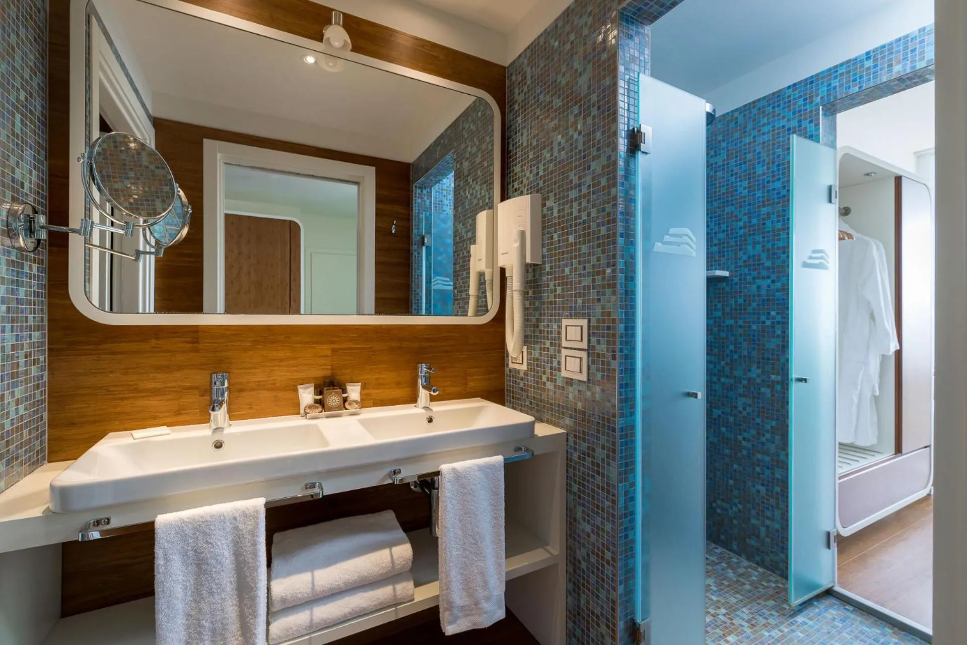 Shower in T-Suite Hotel