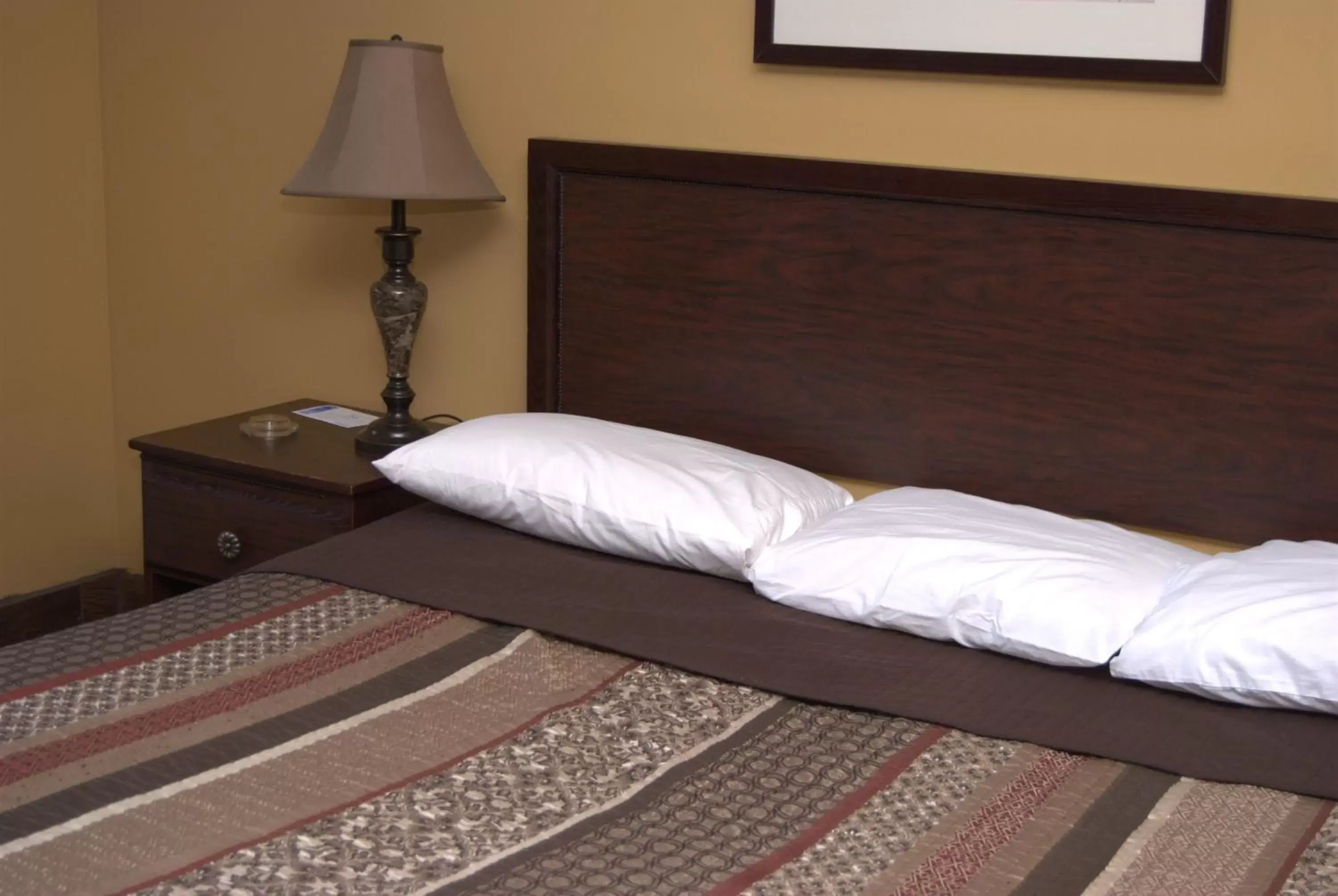 King Room - Smoking in Commodore Resort King Room - Smoking in Commodore Resort