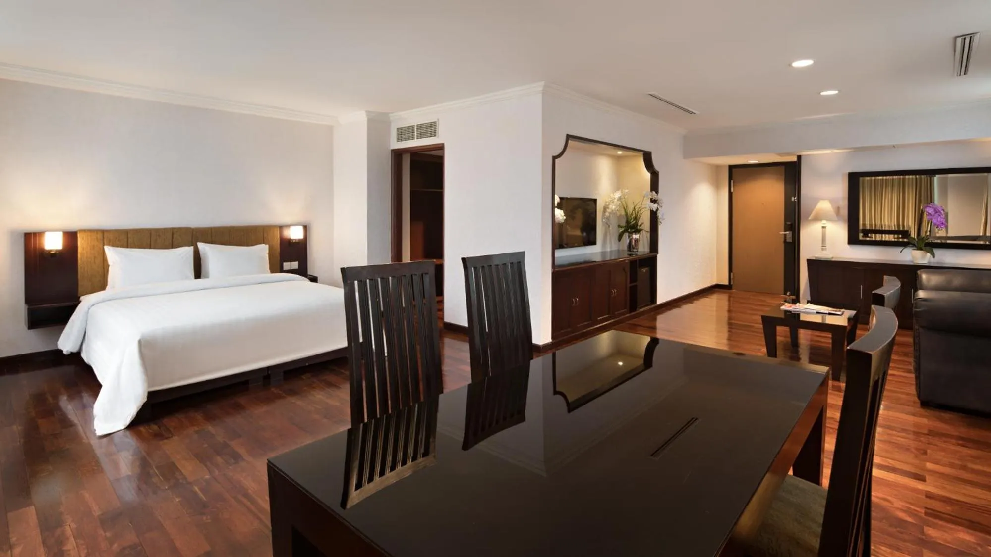 Living room, Bed in Golden Boutique Hotel Kemayoran