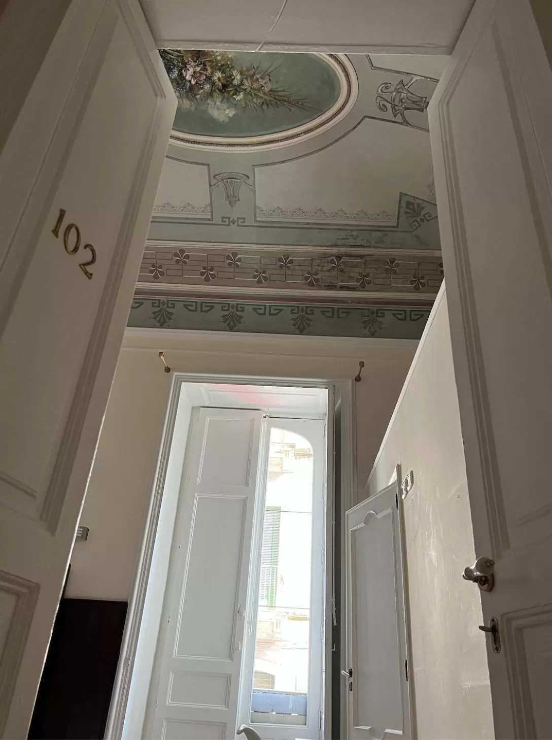 Bathroom, Pool View in Il giardino e gli affreschi