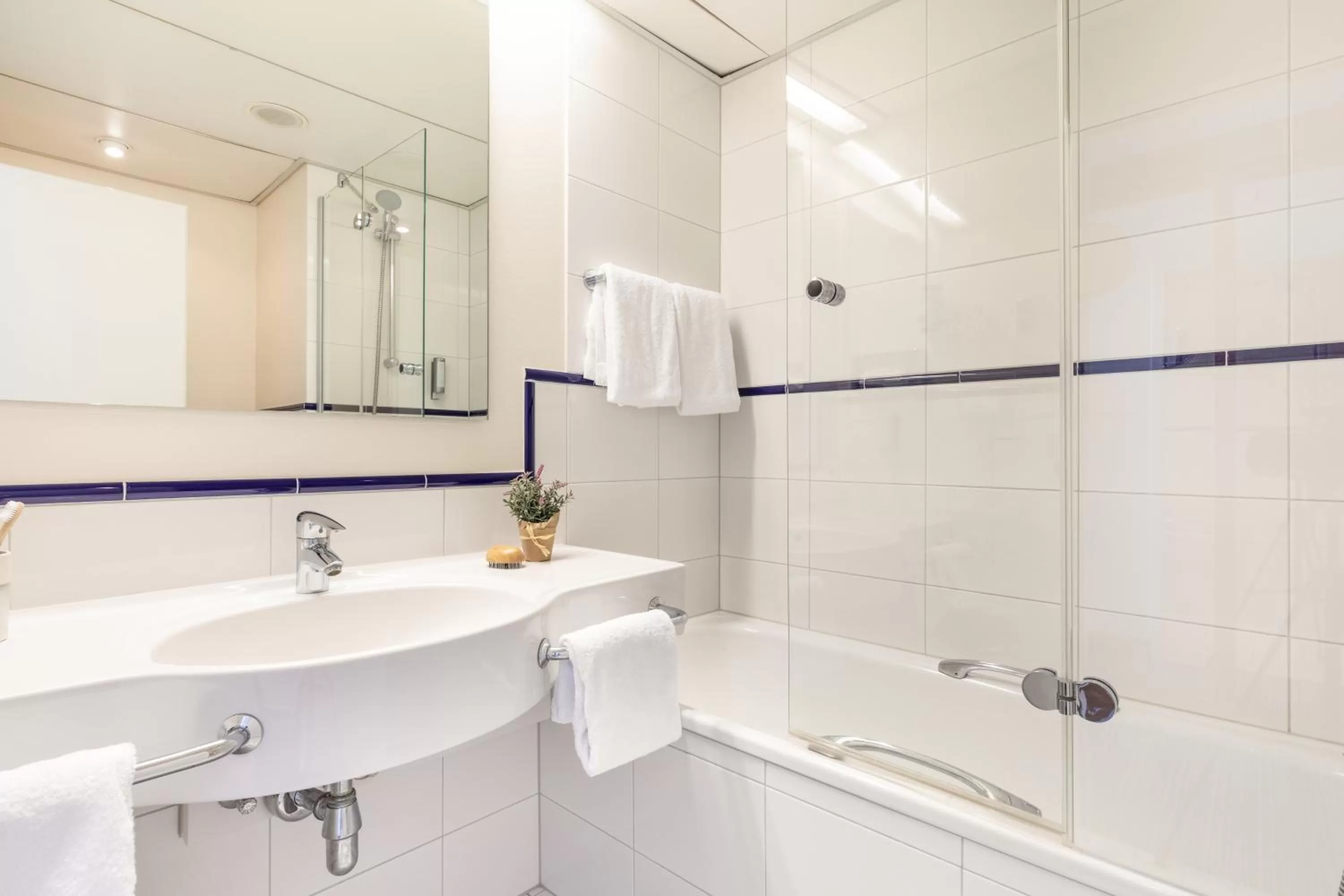 Bathroom in Garner Hotel Rüsselsheim by IHG