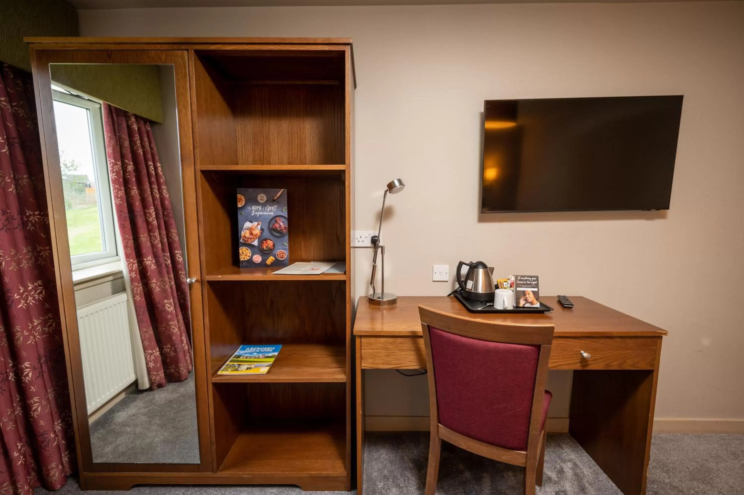 TV and multimedia in Wellington Hotel by Greene King Inns