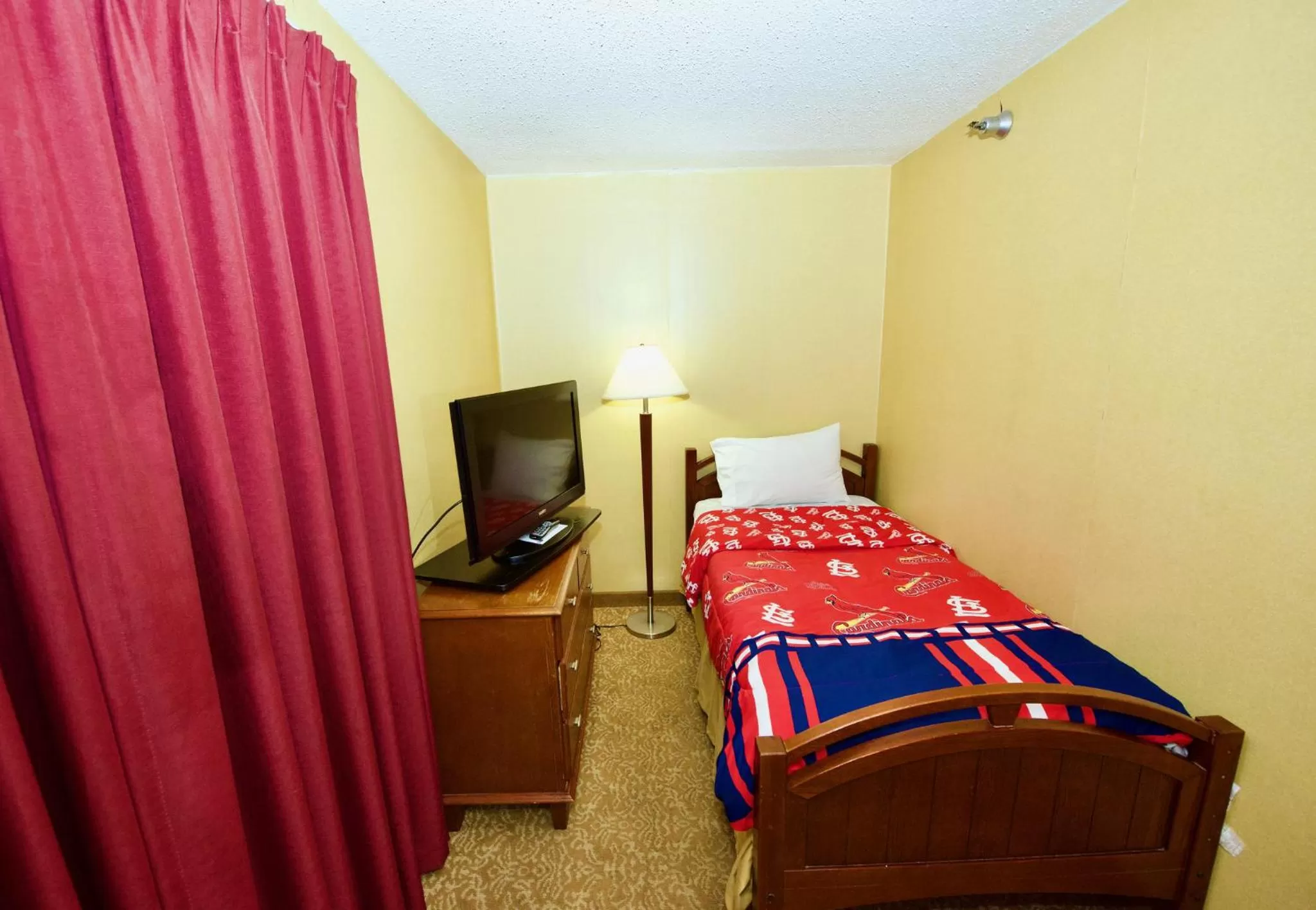 Photo of the whole room, Bed in Holiday Inn Express Hotel & Suites Fenton/I-44 by IHG