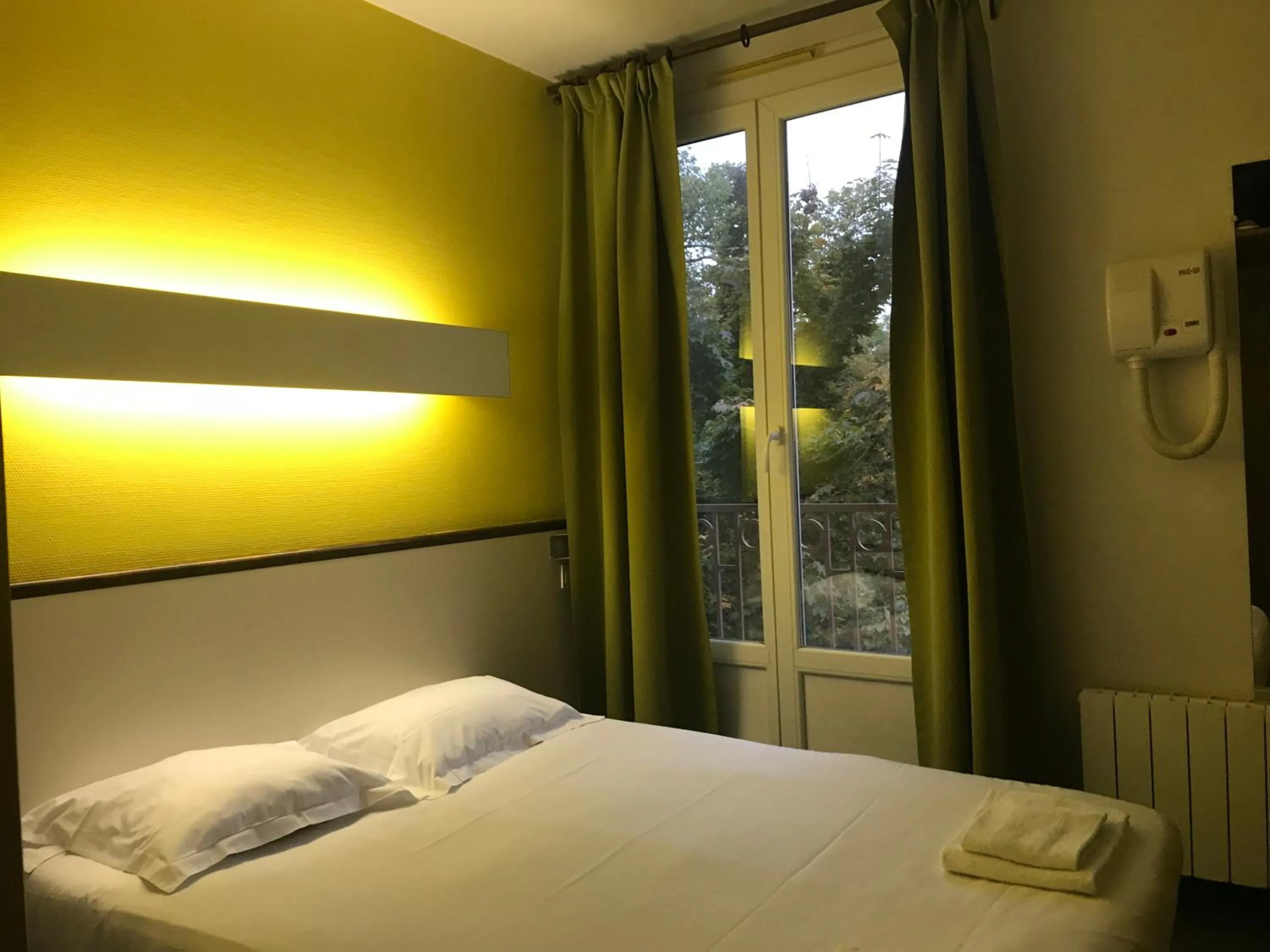 Bed in Hotel Couleurs Sud Centre-ville Gare Charleville-Mézières