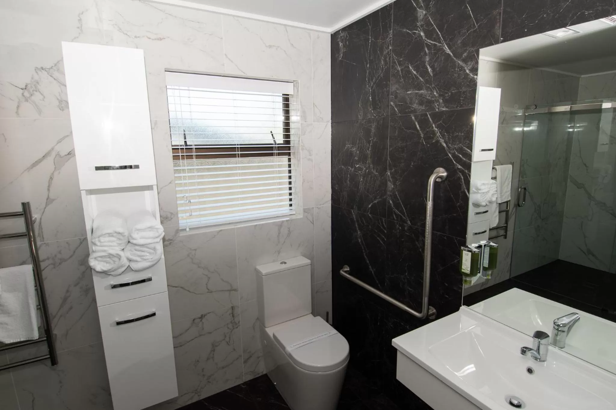 Bathroom in Middle Park Motel