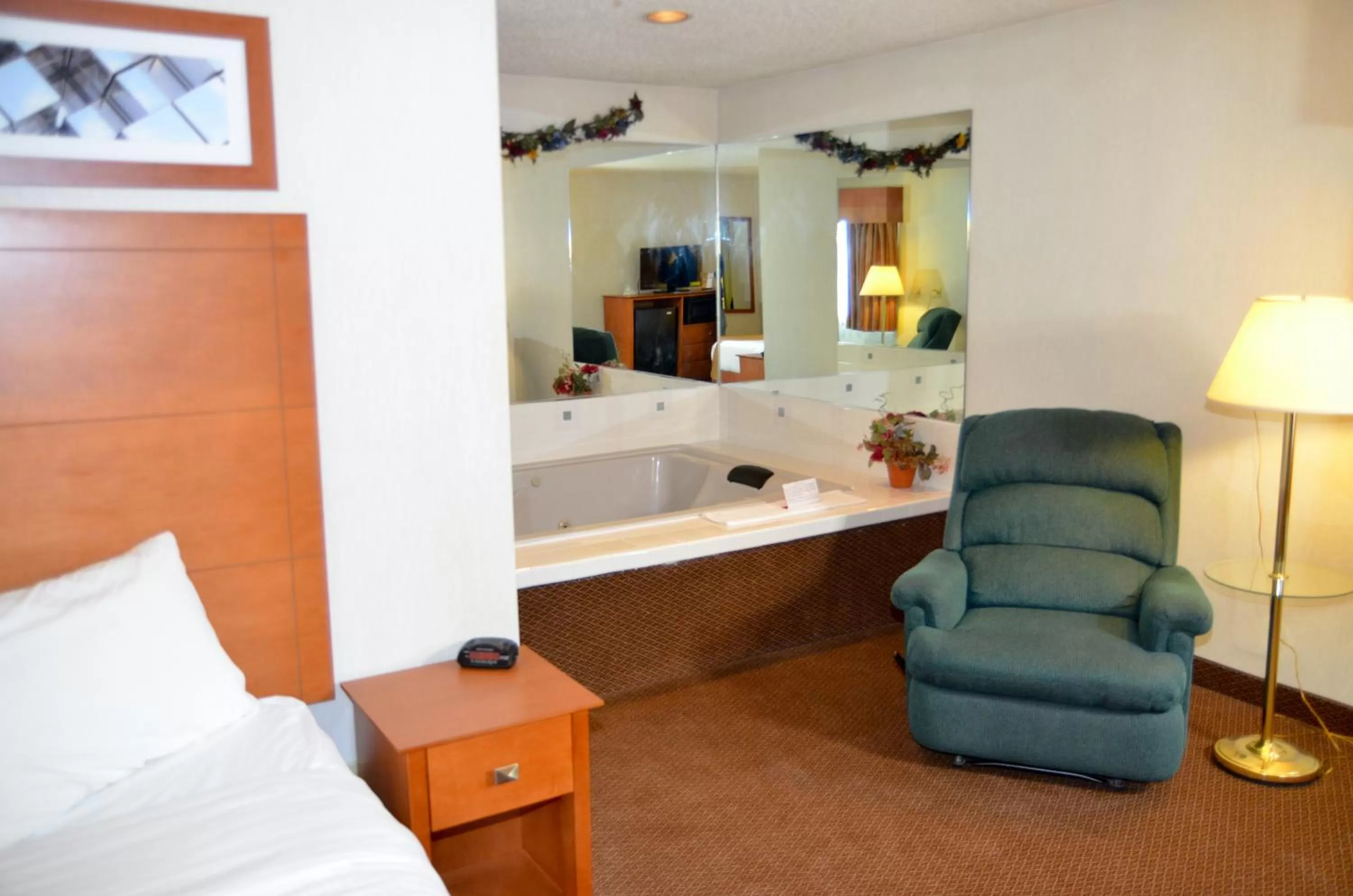 Living room, Bed in Baymont by Wyndham Port Huron